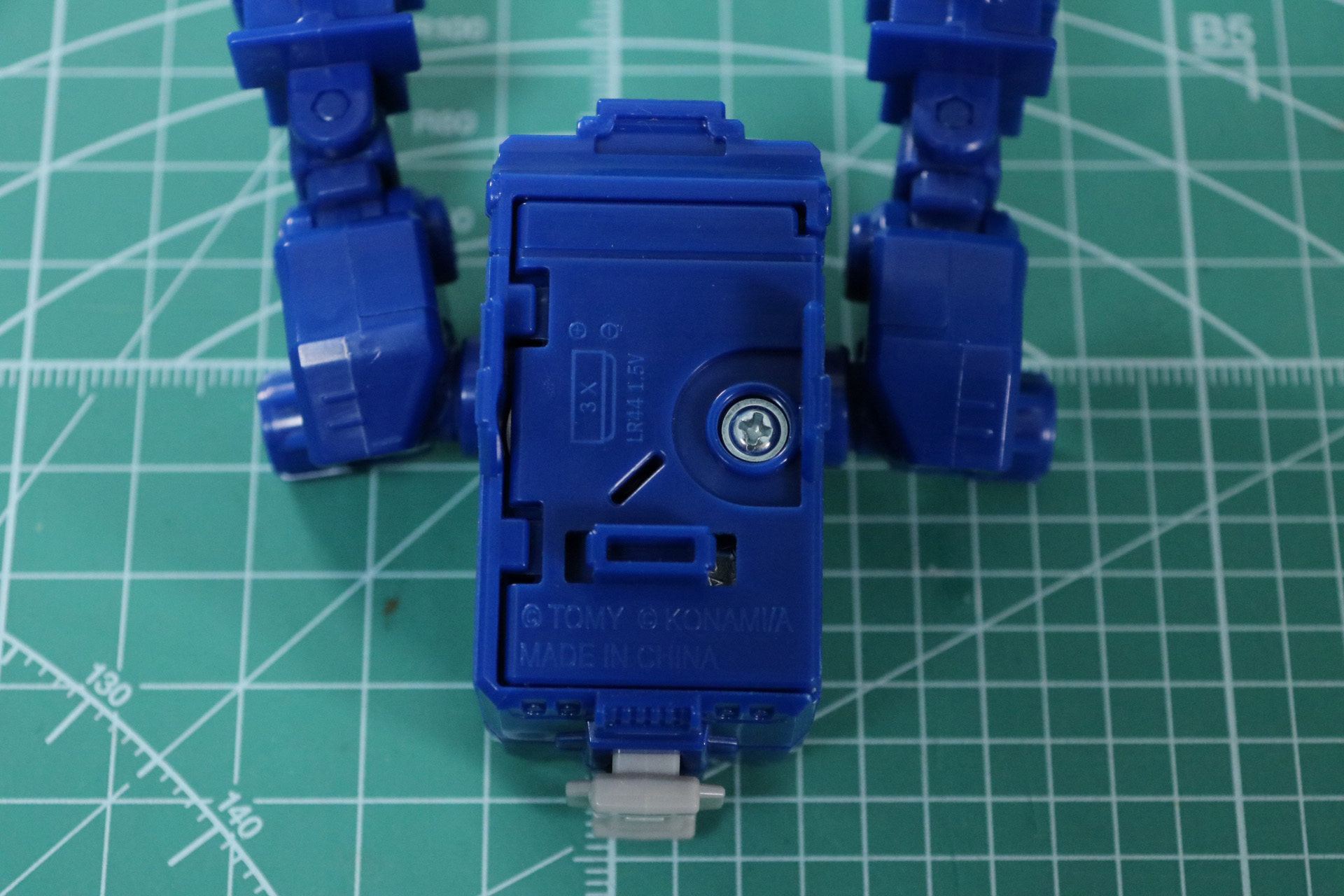 裏面のカバーを外して、ボタン電池を入れる