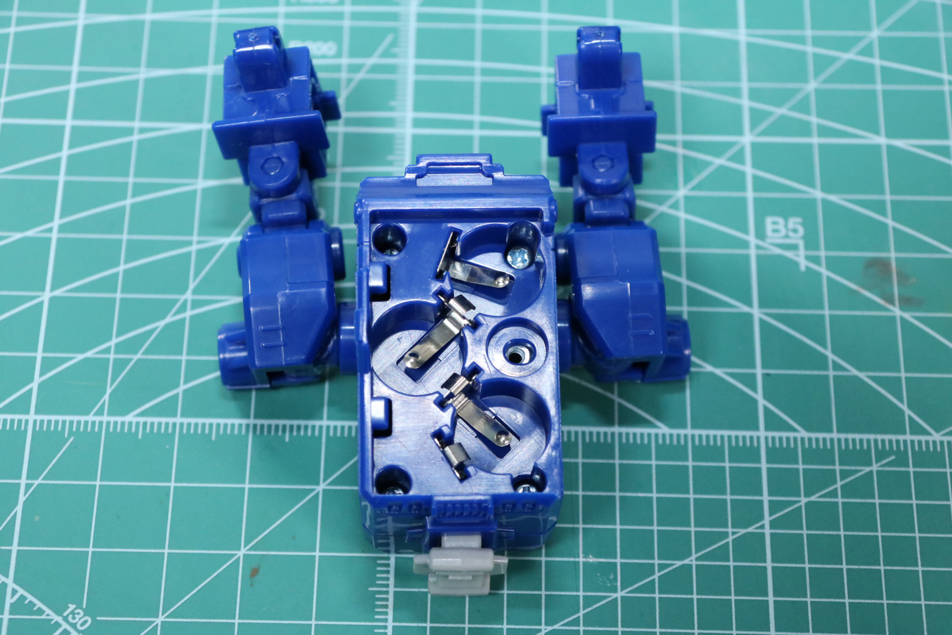 裏面のカバーを外して、ボタン電池を入れる