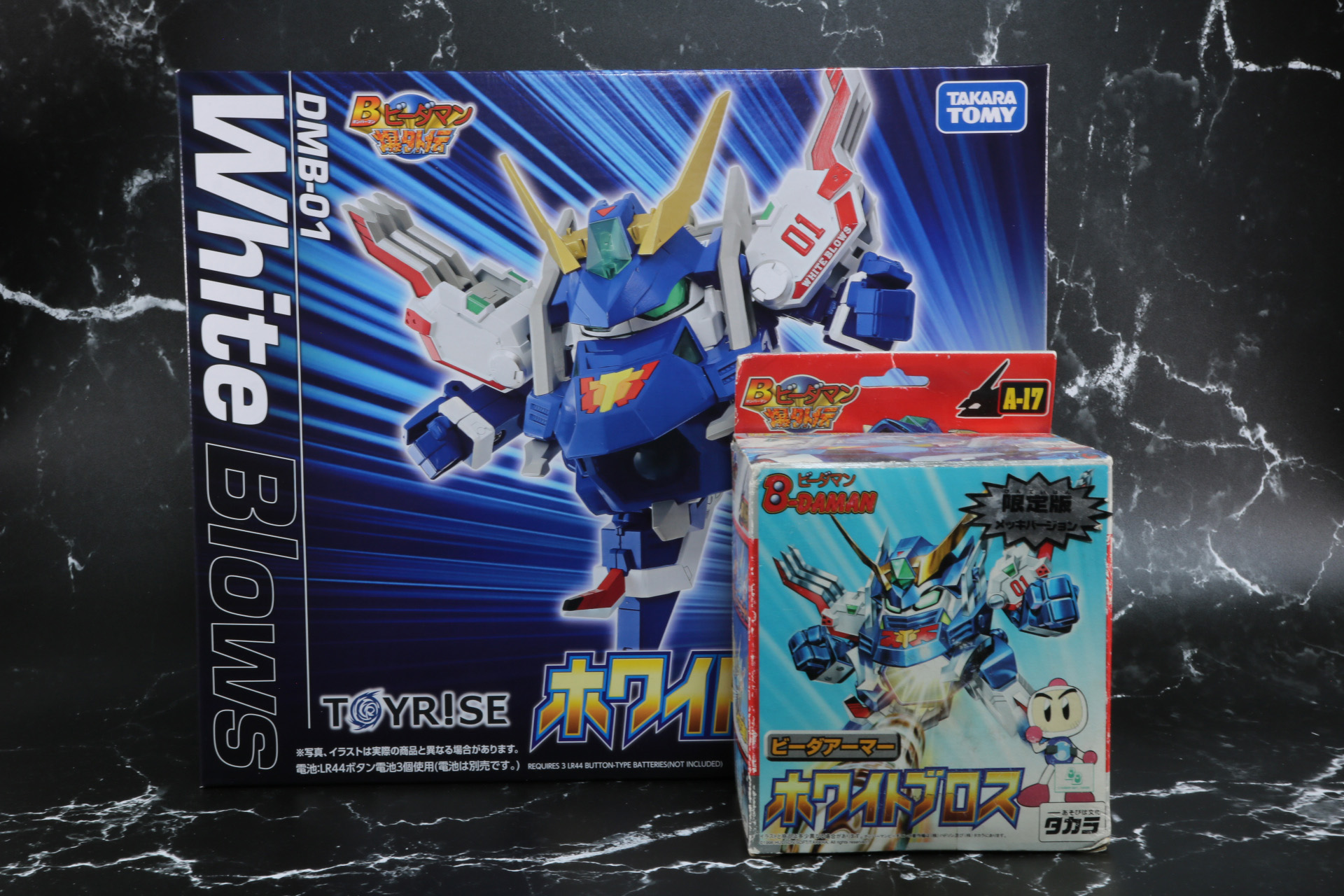 当時品キットのパッケージ（手前）と比較してもかなり大型に