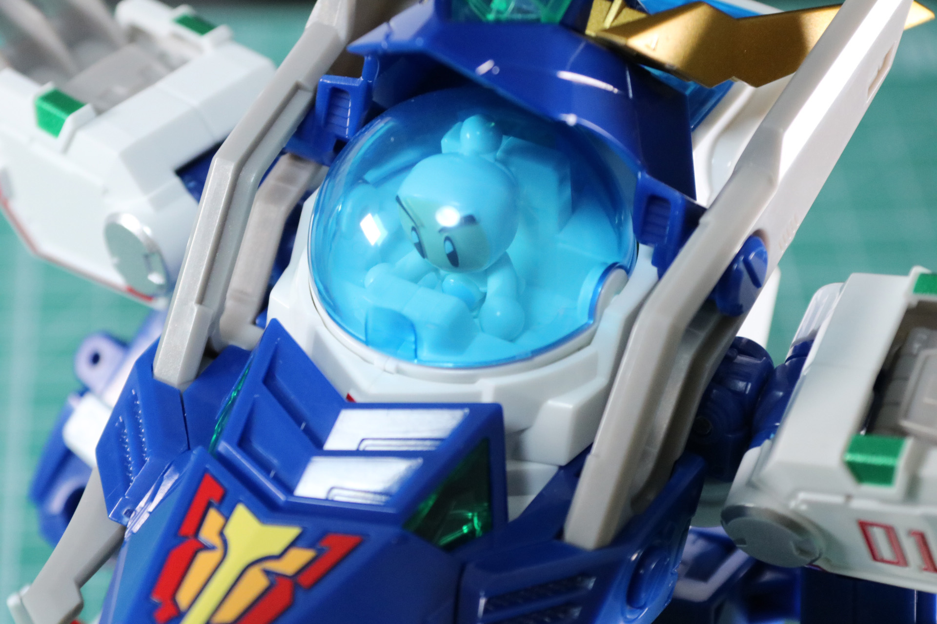 ビーダカプセルを「ホワイトブロス」の頭部にドッキング