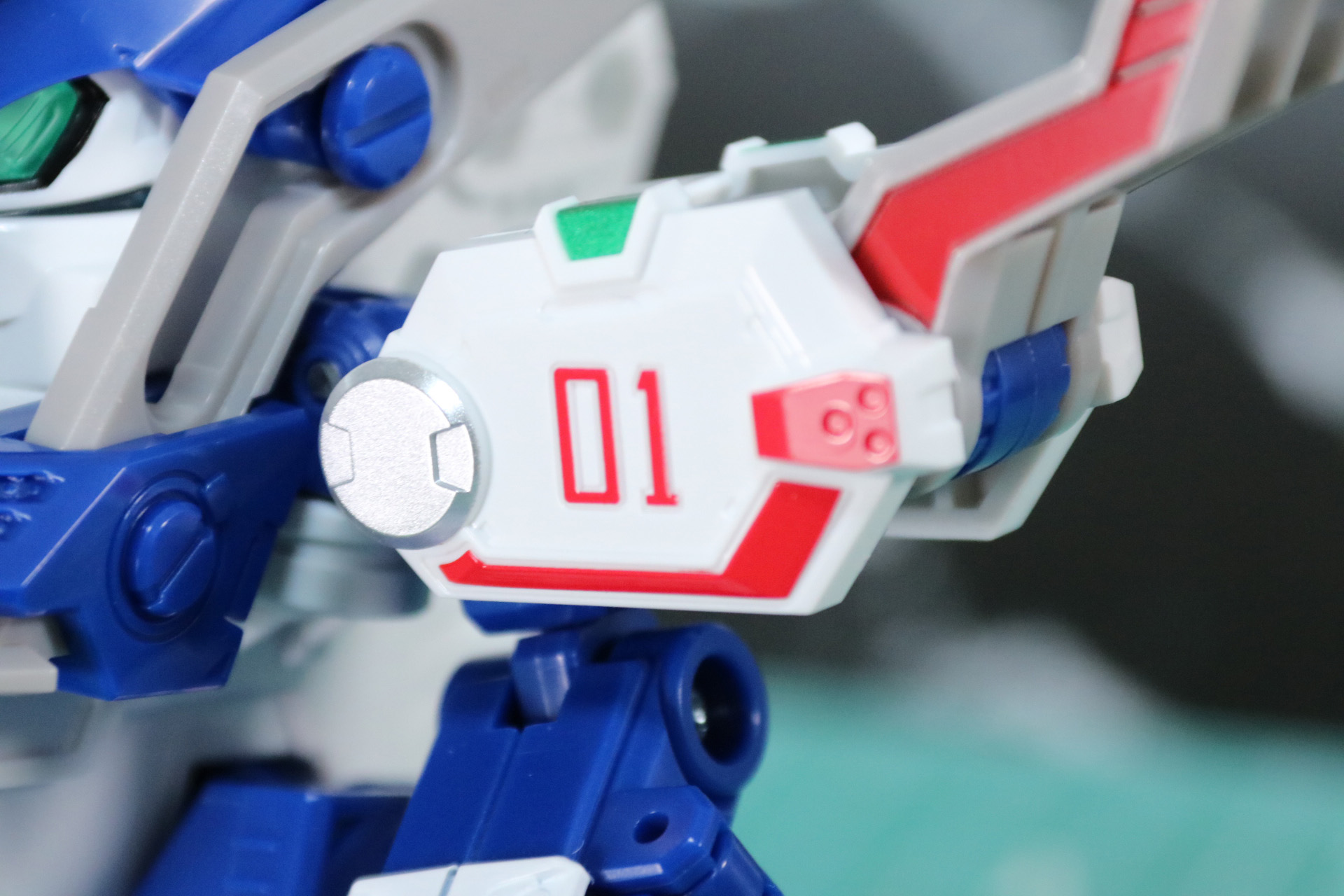 「WHITE BLOWS」の文字が追加。シールも薄目でしっかりと貼り付けることができる