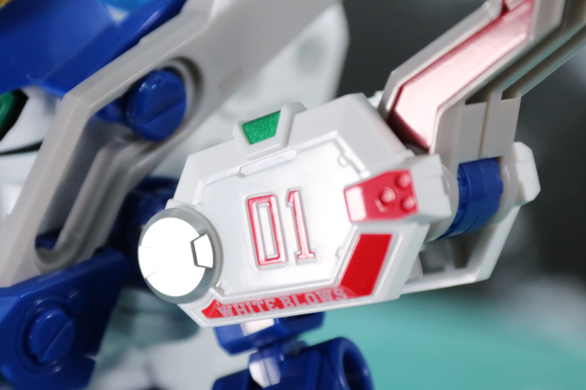 「WHITE BLOWS」の文字が追加。シールも薄目でしっかりと貼り付けることができる