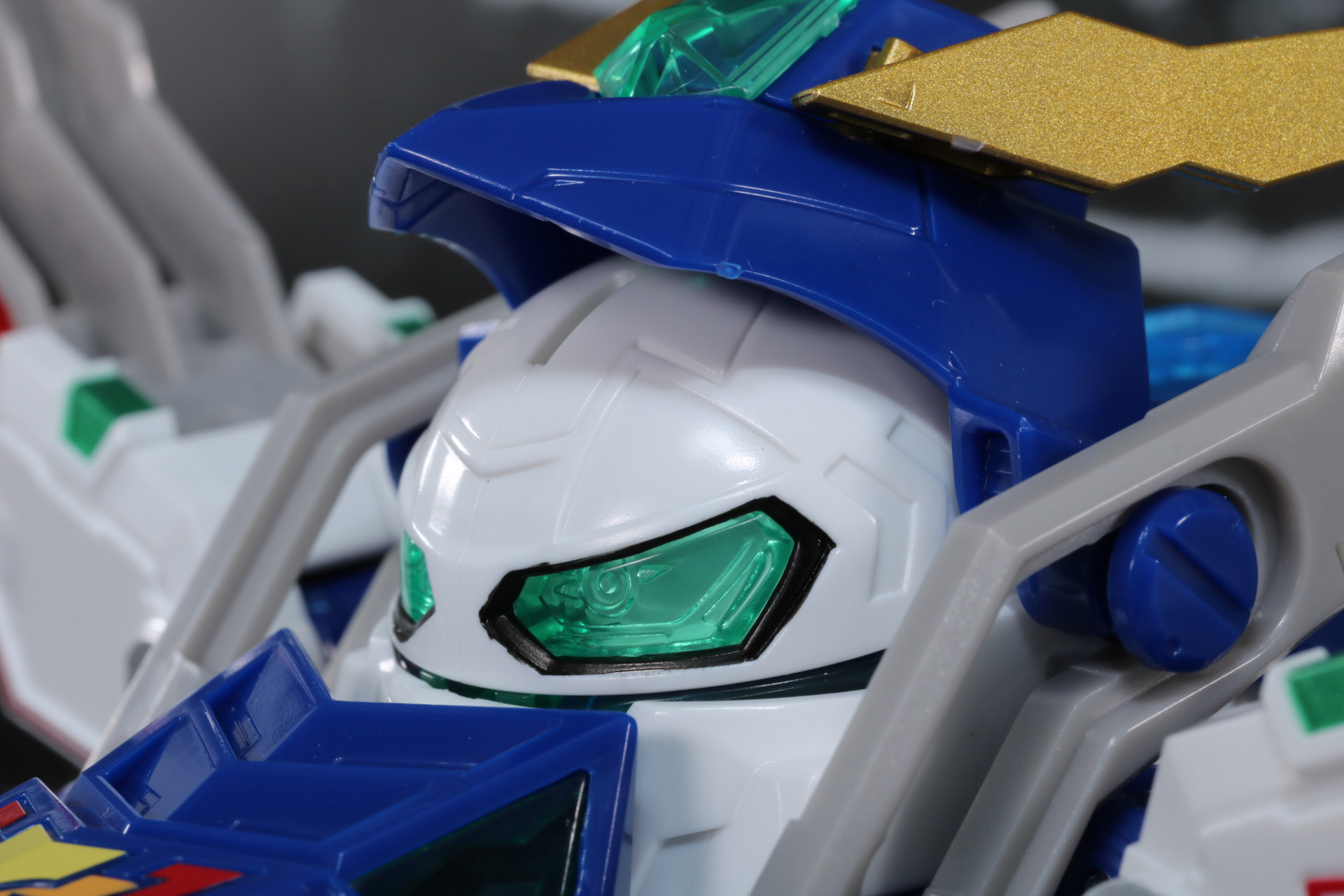 ビーダカプセルのフェイス部分もモールドが施され、目元もセンサーを彷彿とさせる造形が入っている