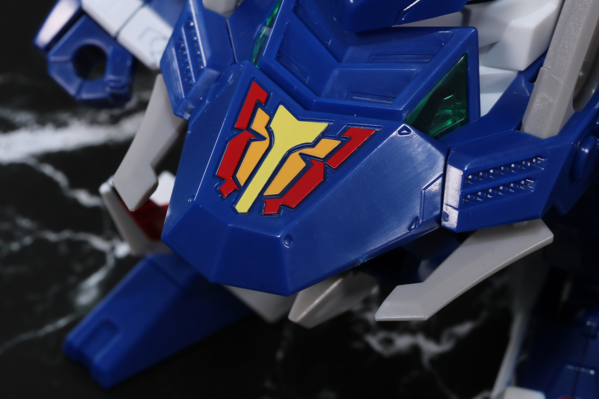 胸部アーマーの複雑なデザインも塗装とモールドで立体感ある仕上がりとなっている