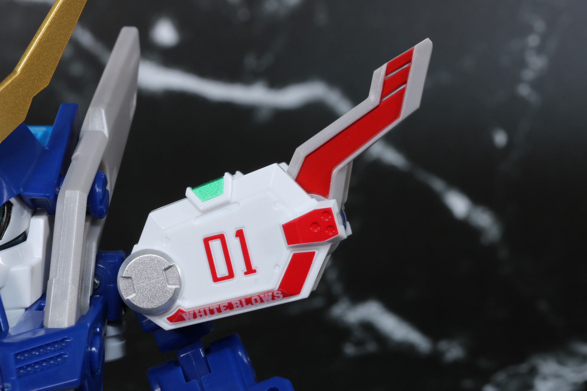 肩アーマーはしろボン機のナンバー「01」や赤いライン、シルバーとメタリックグリーンが映える