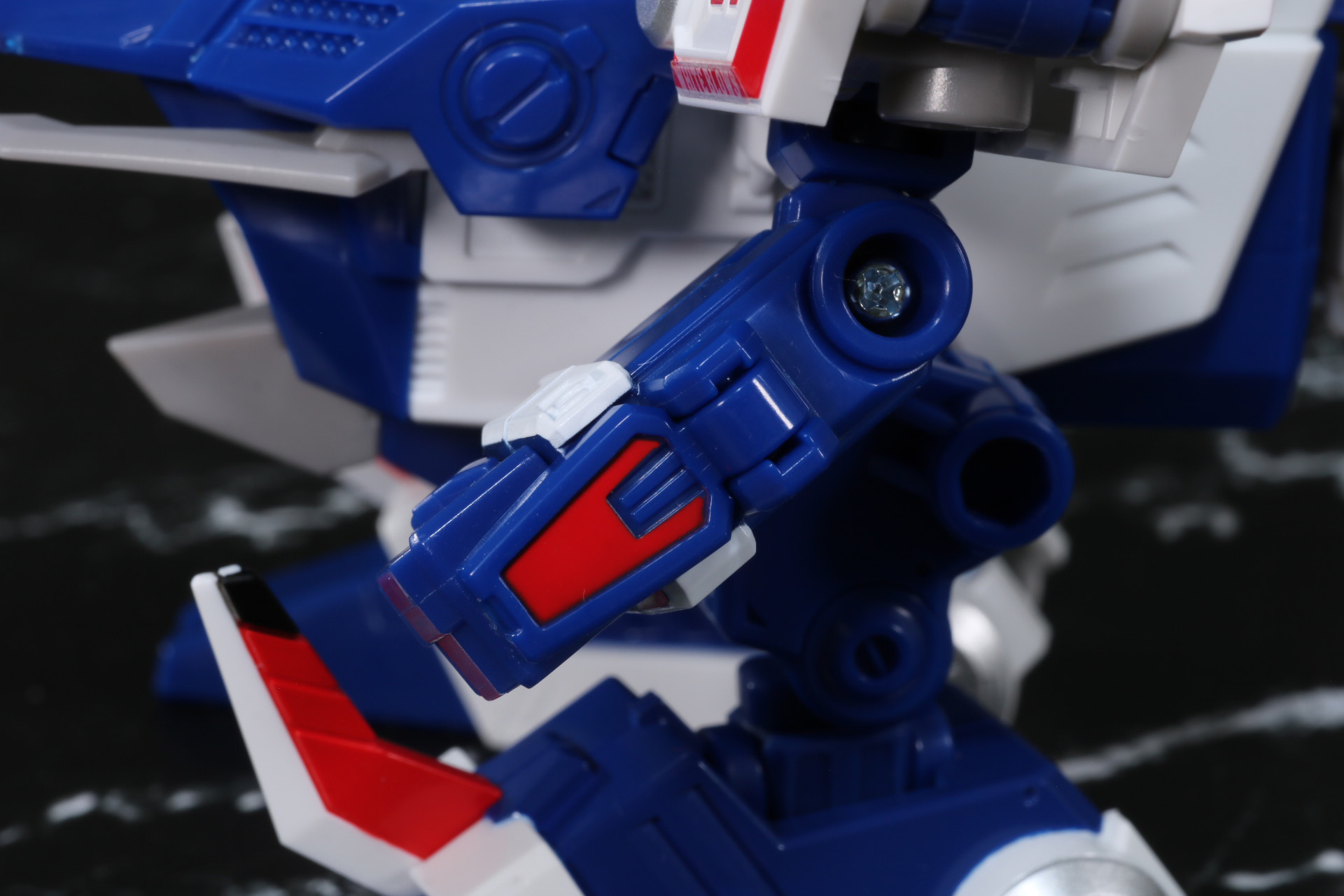 手甲部分も塗装済みパーツとなっている