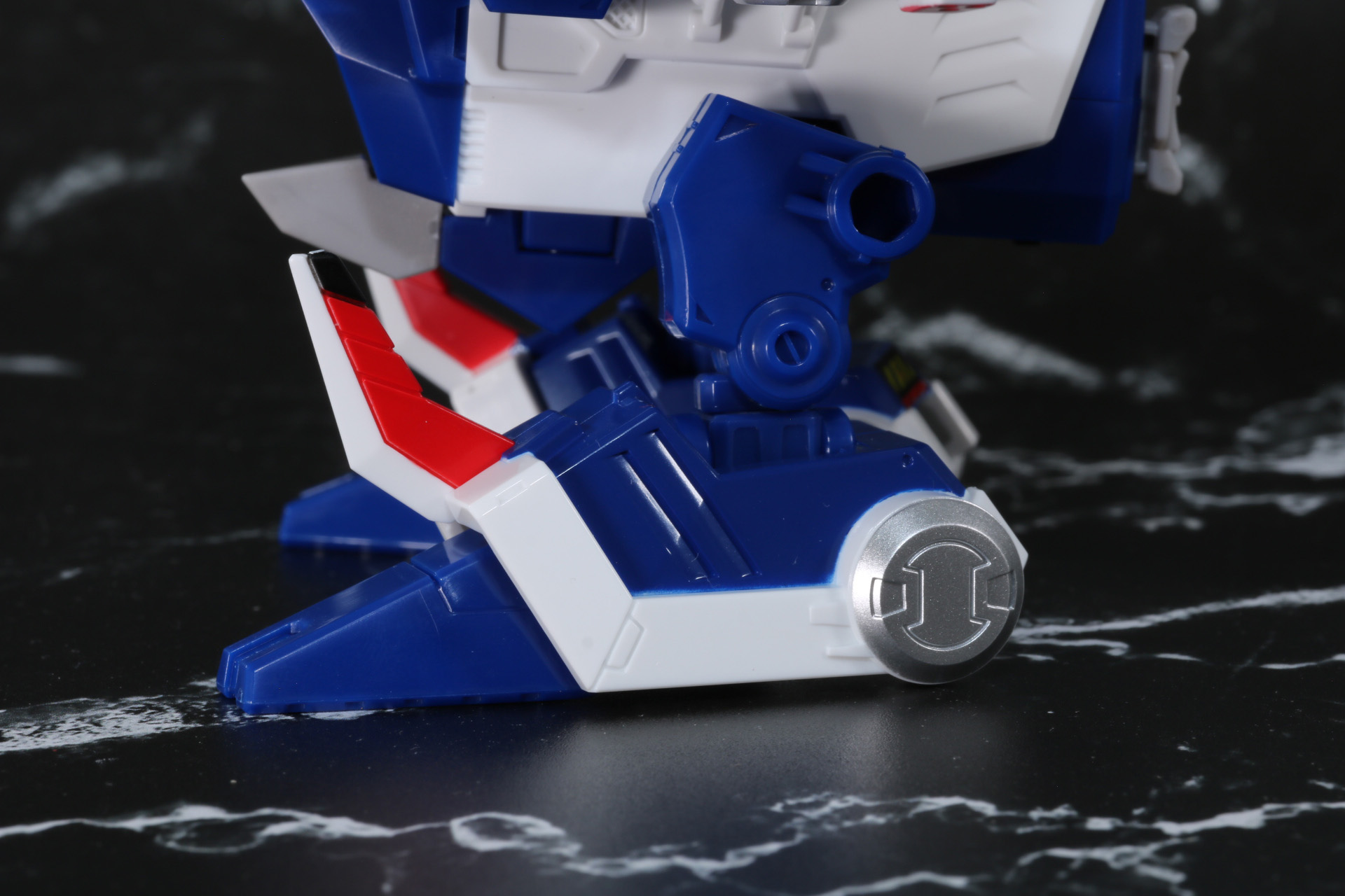 脚部アーマーもアンクルガードが塗装され、つま先も大きく飾る際も安定する