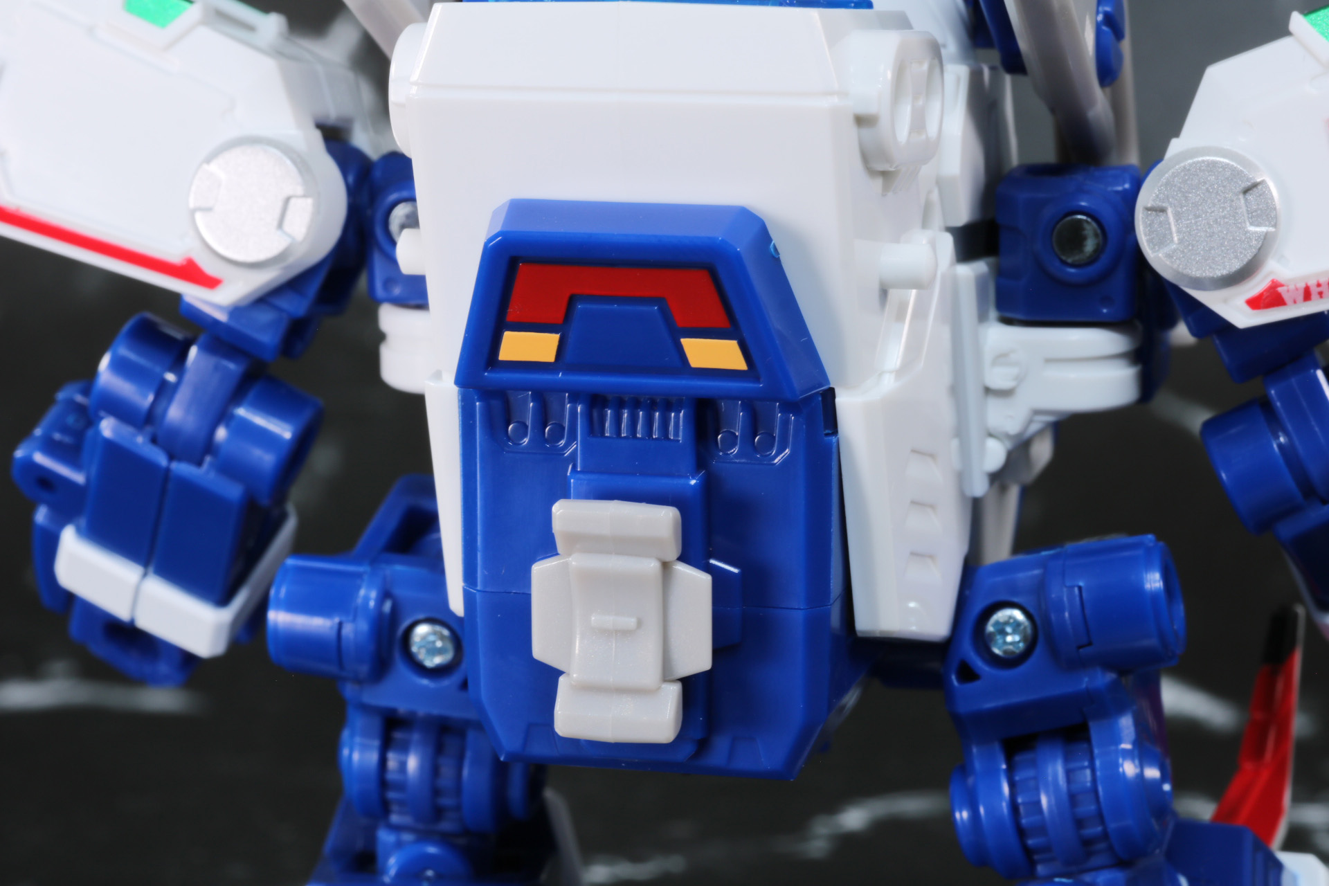 当時品キットではビー玉を撃ち出すトリガー部分は押し込まれたような状態の造形。こちらは発光、サウンドのスイッチとなっている