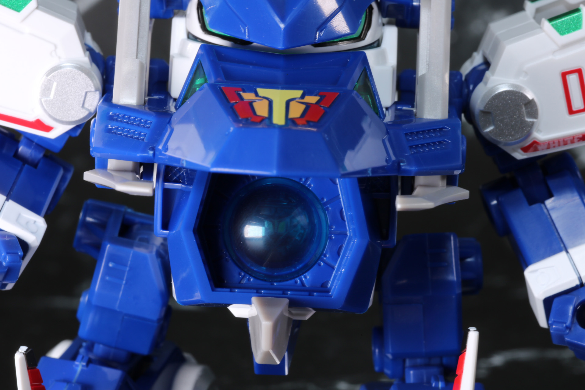 腹部のビーダカノンはクリアーブルーとなっており、その奥には「プラネットエンブレム」の造形が