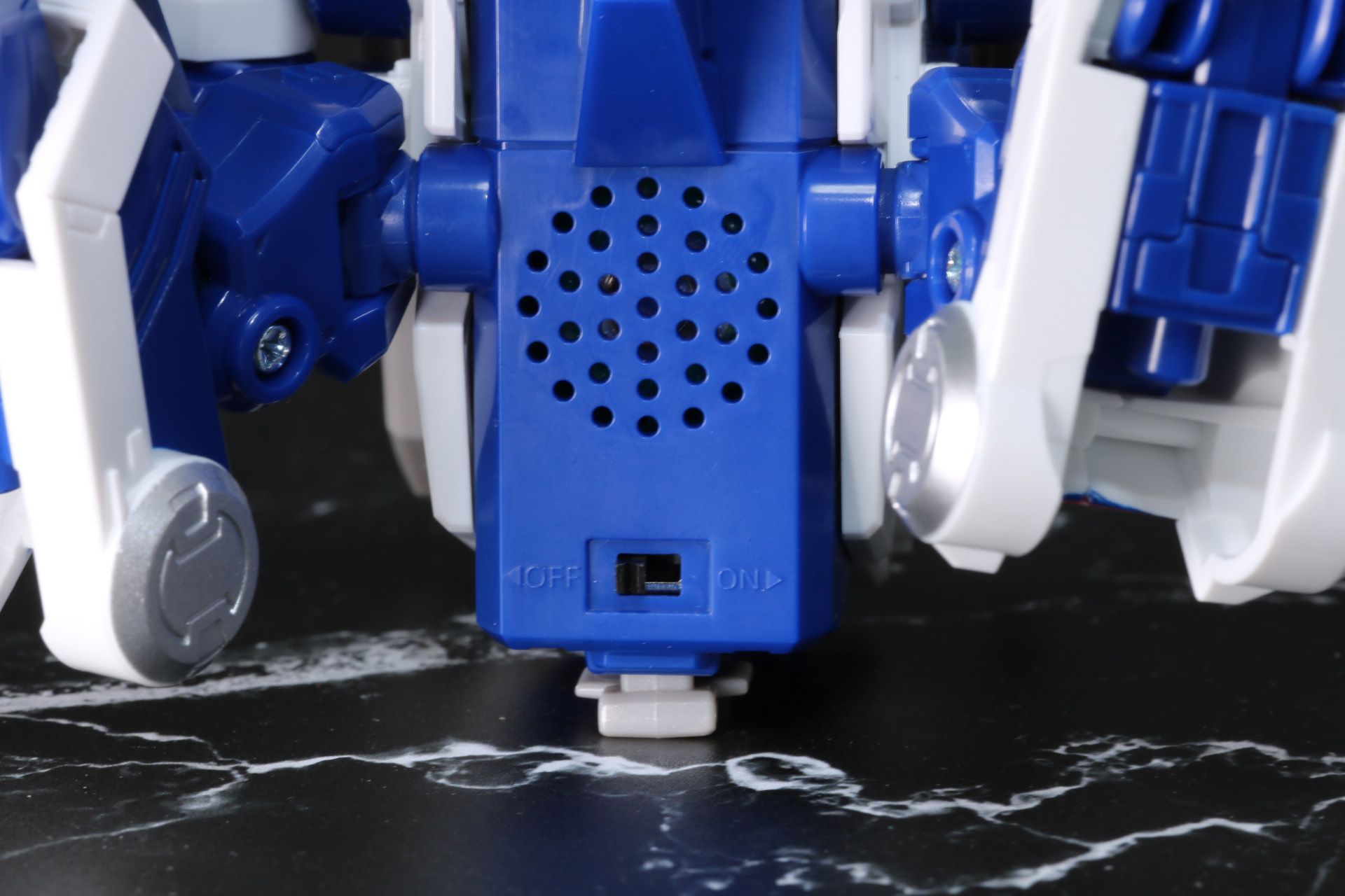 下半身フレームの裏側に発光＆サウンドギミックの電源スイッチがあり、スピーカーがある