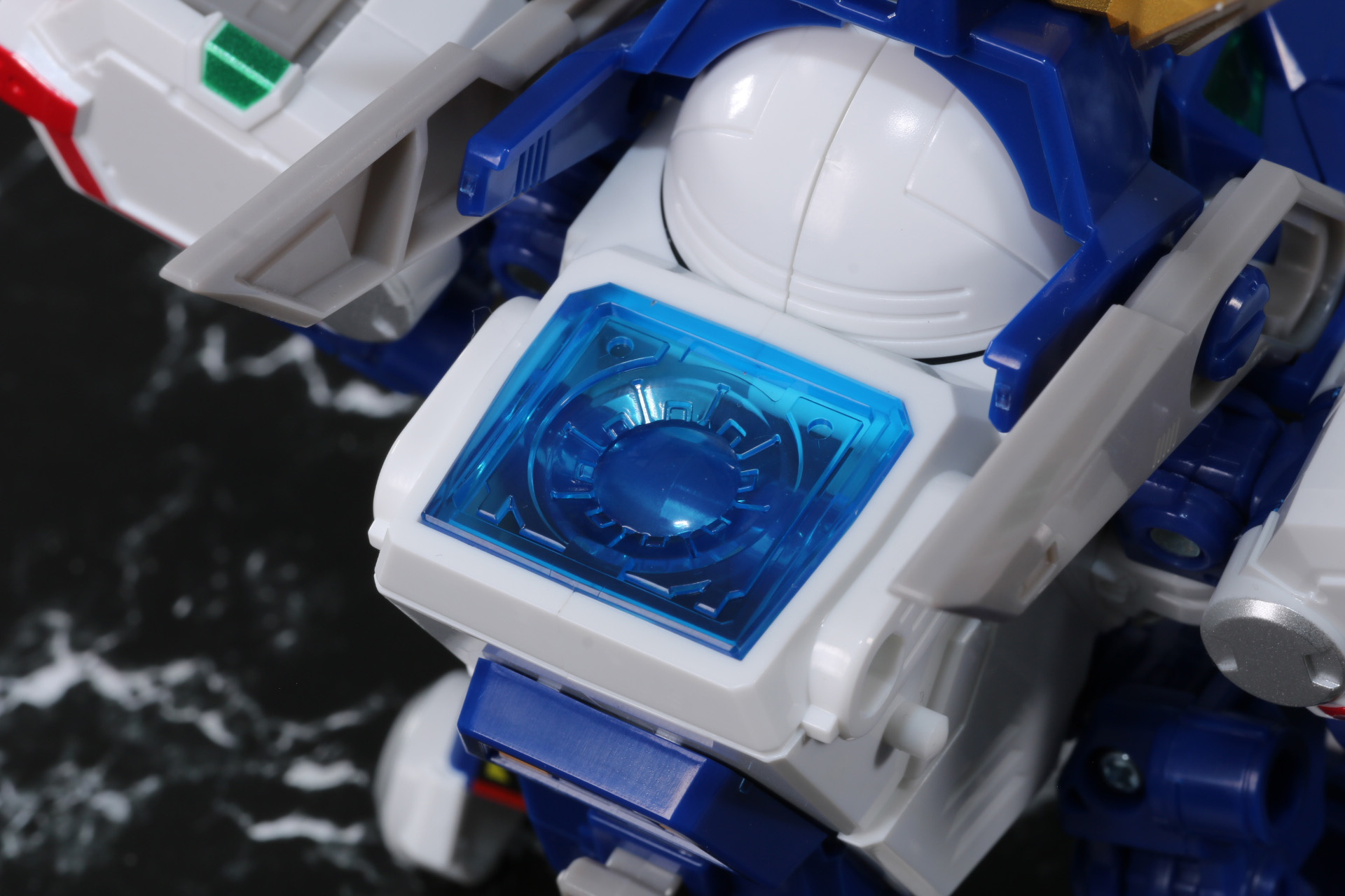 当時品キットではビー玉を装填していた箇所にクリアーブルーのパーツのカバーは入り、ロボットらしいデザインとなっている