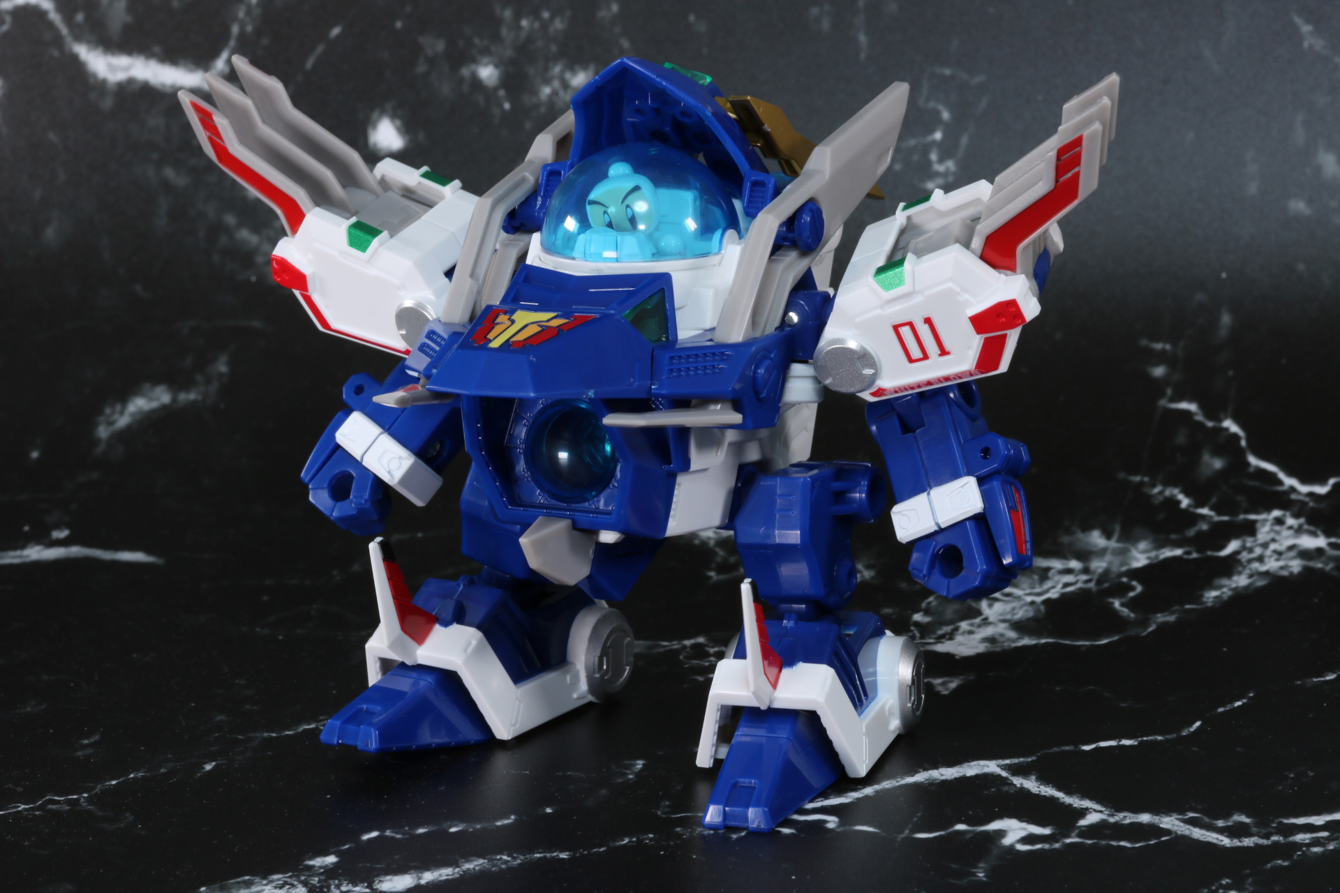 コックピットの正面ディスプレイは当時品同様にシールで再現されている