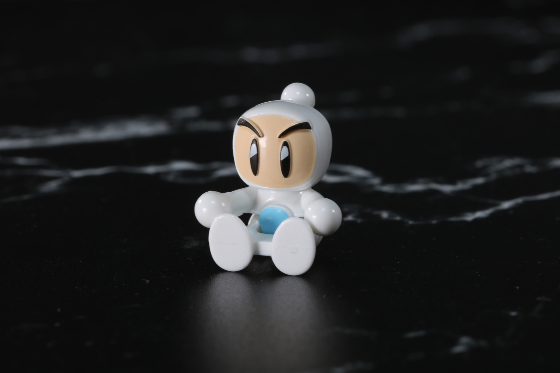 脚部を可動させることで座った姿勢にすることができる