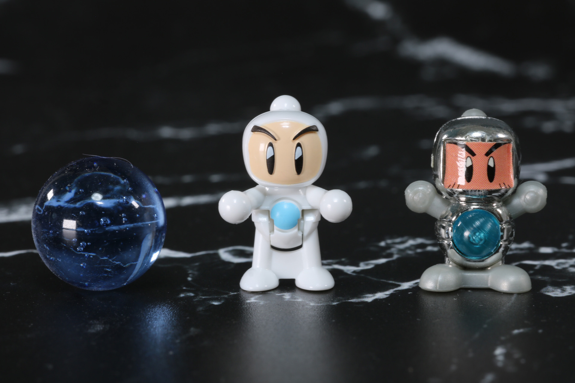 当時品キットのB・ビーダマン（右端）と比較。ビー玉（左端）よりも少し大きいくらい