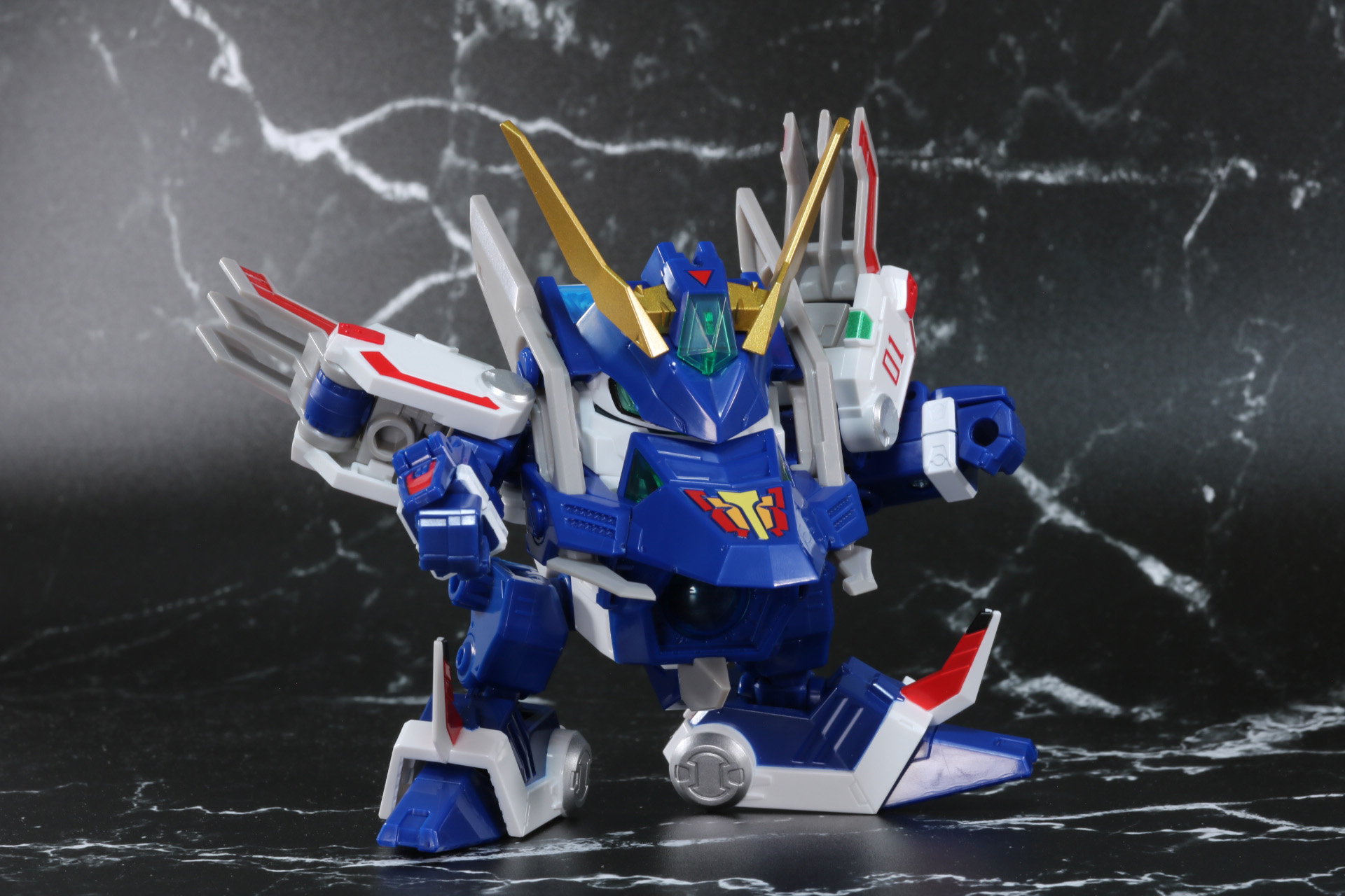 各部可動によって力強いパンチポーズも取ることができる