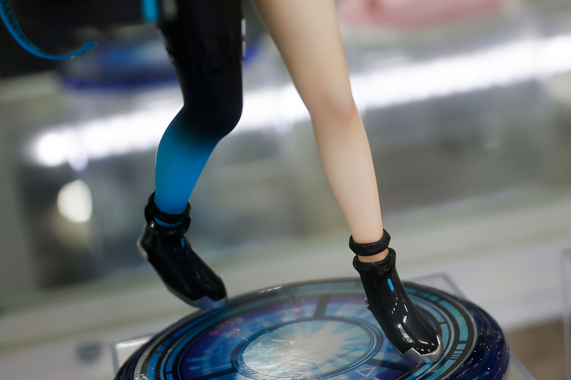 片方だけタイツを履いており、左右非対称になっているところもユニークだ