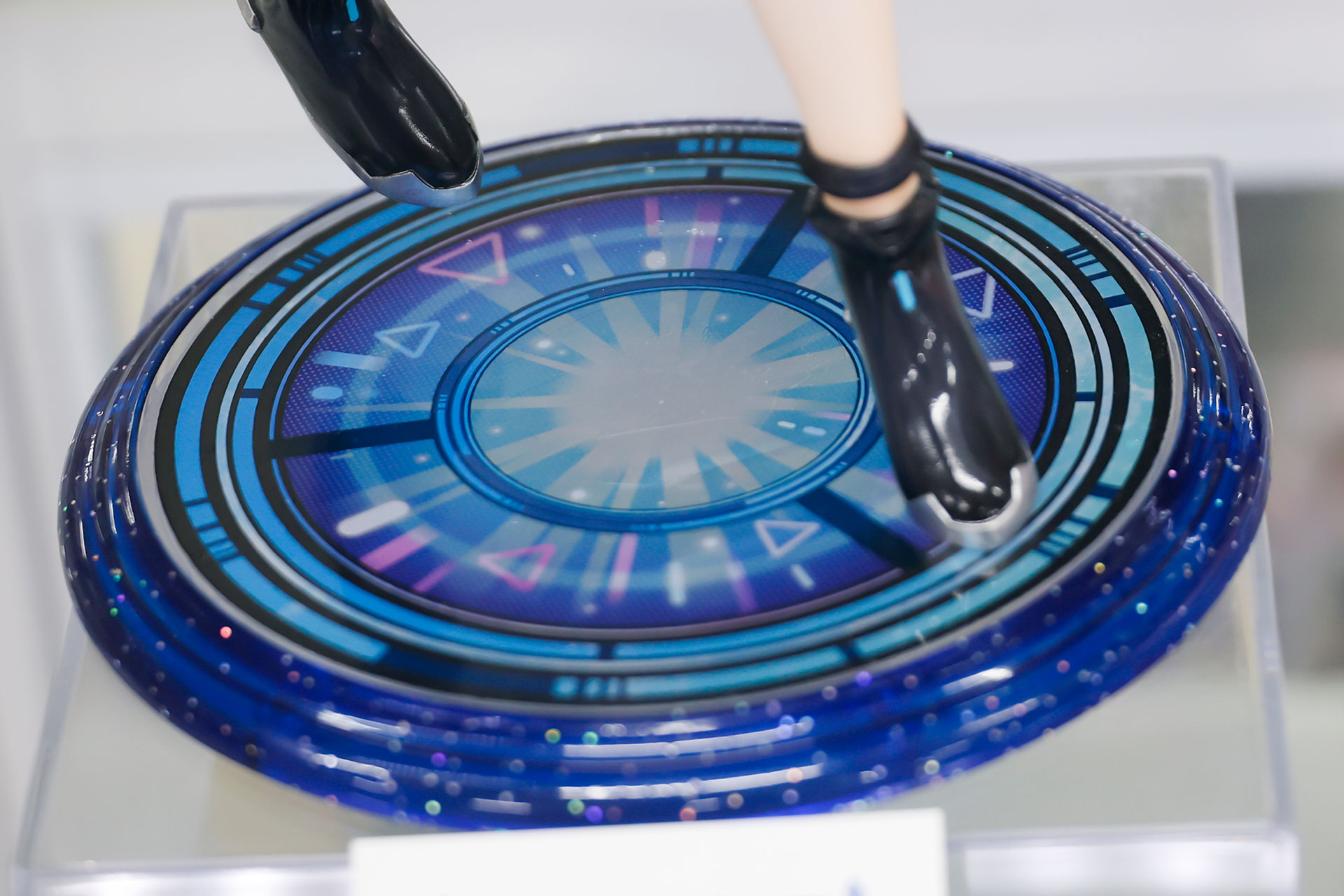 台座部分もサイバーなデザインになっている