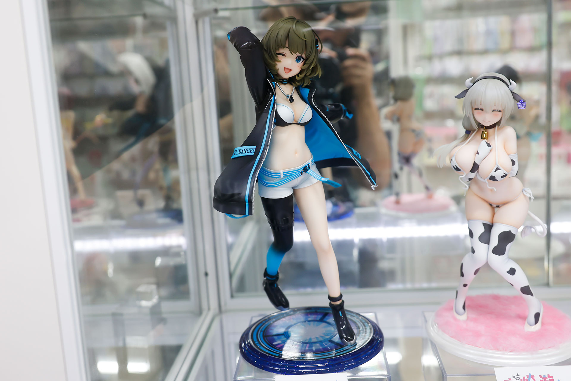 フィギュアの素材はPVCとABSで、全高は約255mmだ