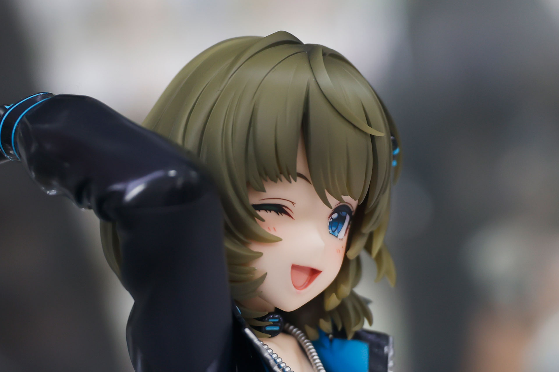 複雑な髪型もしっかりまとめられている