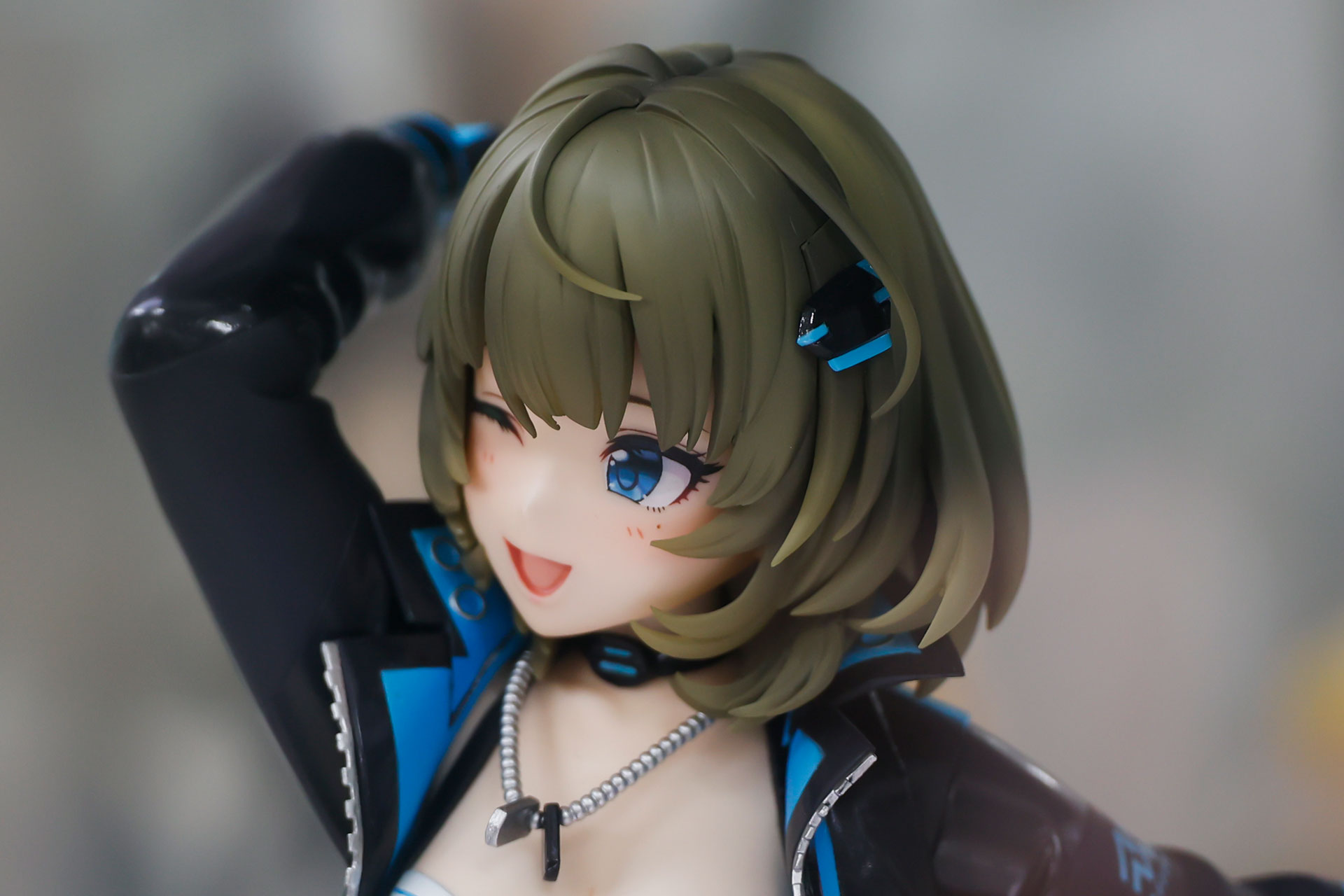 髪にはアクセサリーが付けられている