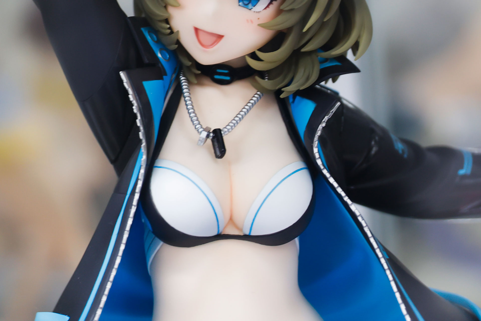 ジャケットの下はビキニのようなスタイルだ