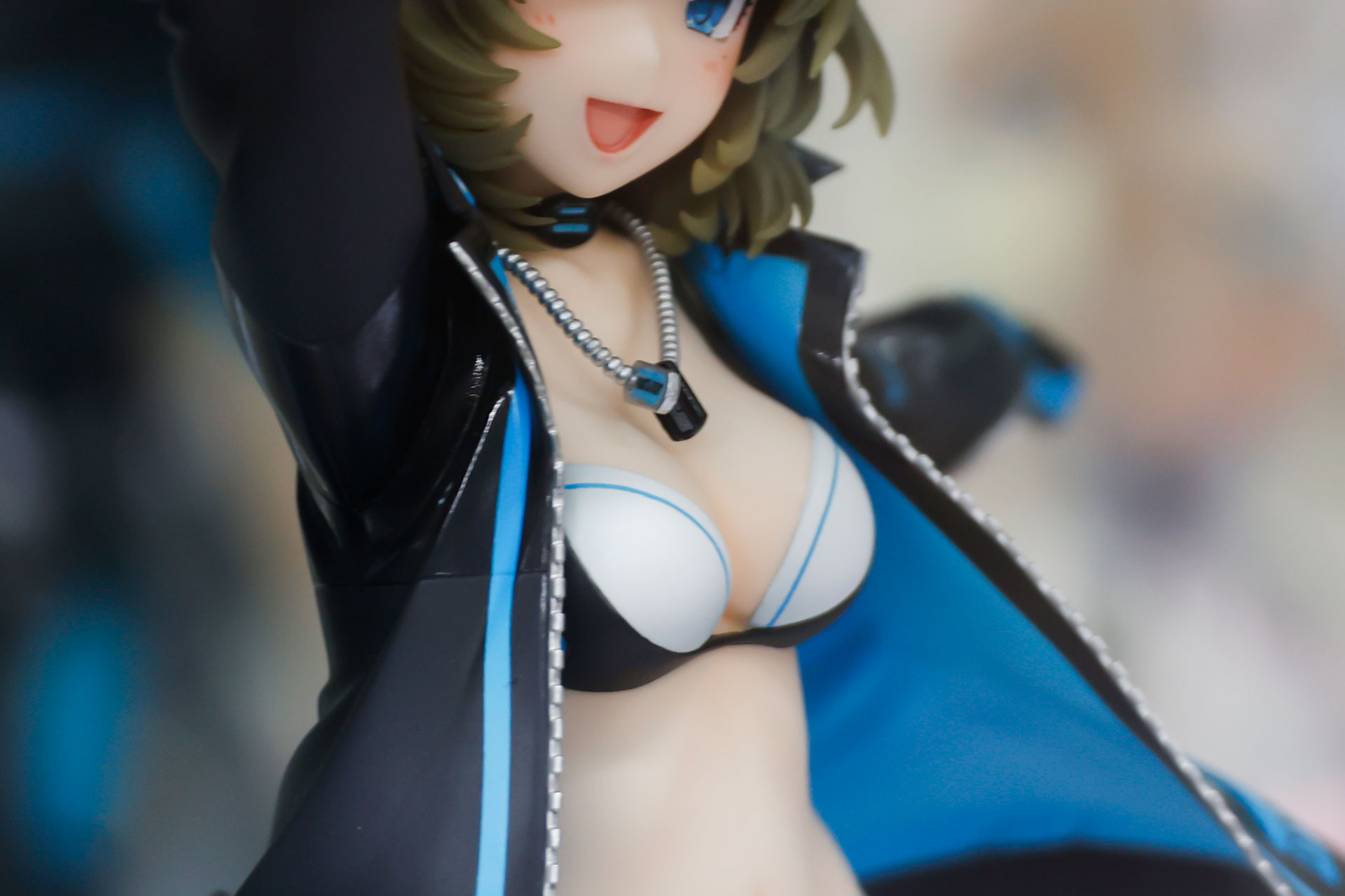 裏地もネオンブルーでカラーリングされている