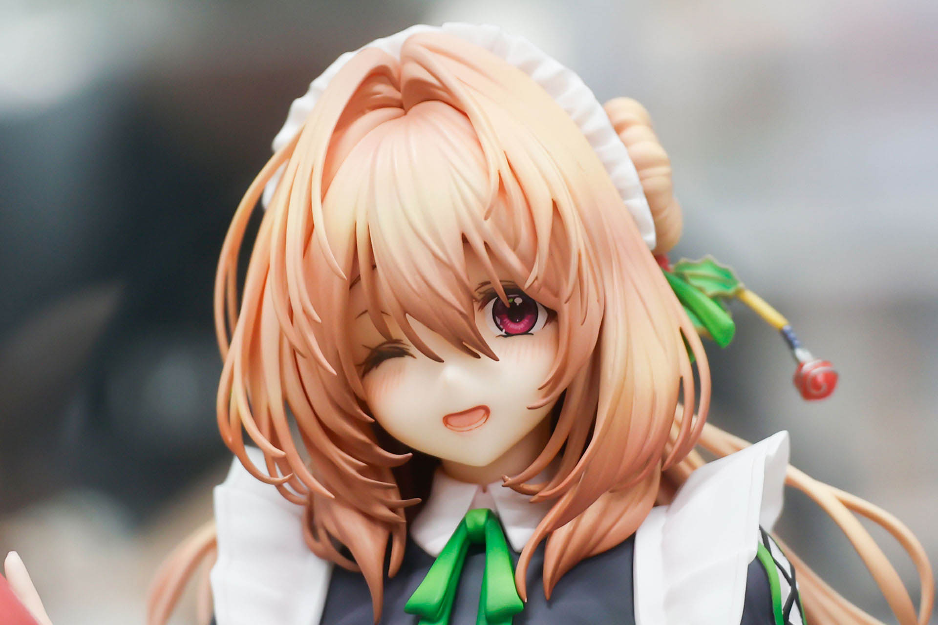 髪のボリュームがあるため顔が小さく見える