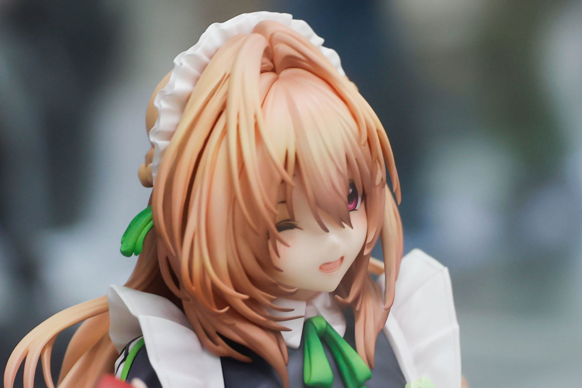 メイドらしくカチューシャもしっかりと付けられている