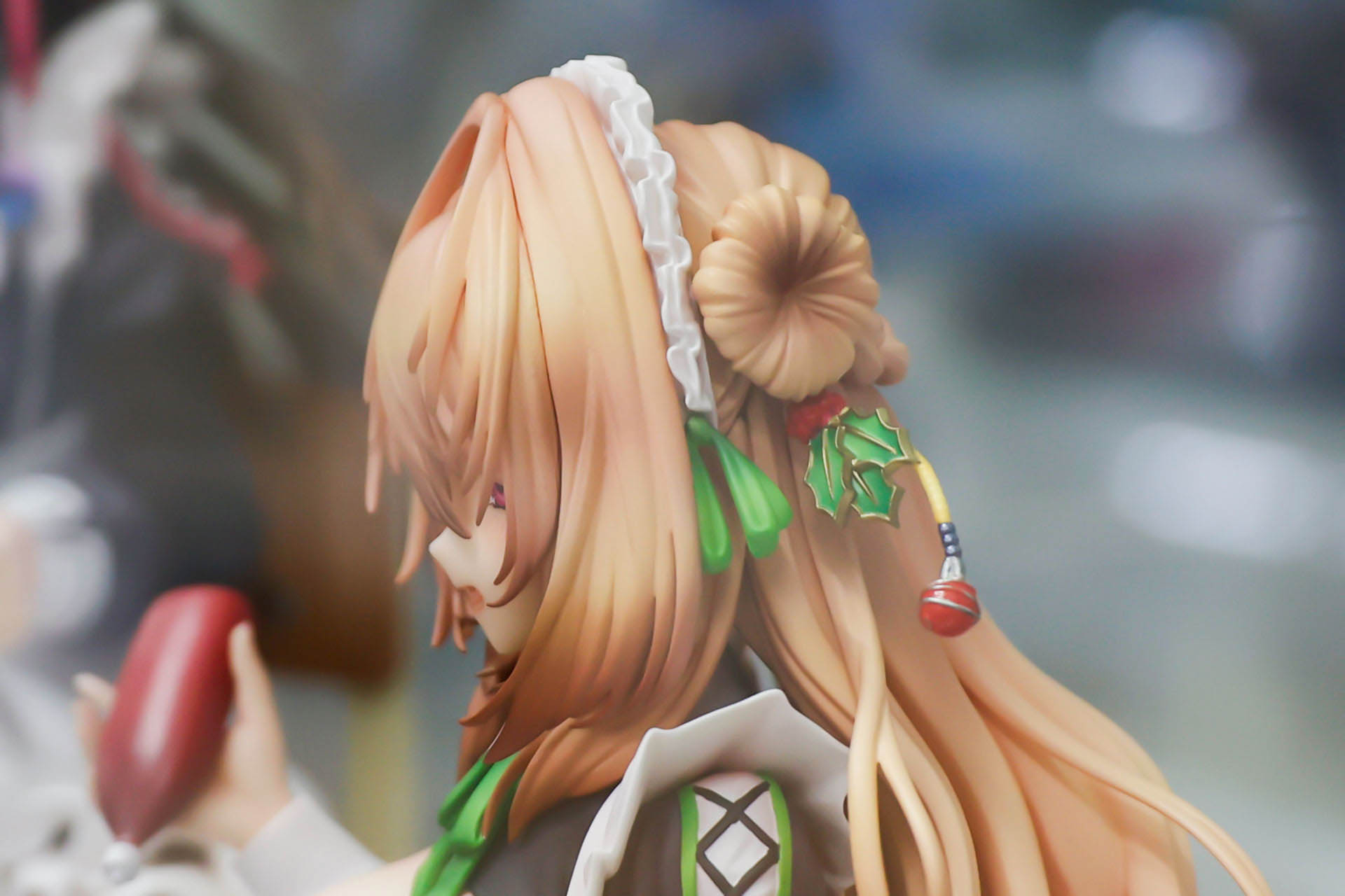 髪型も複雑だが、それに加えて細かいアクセサリー類も付けられている