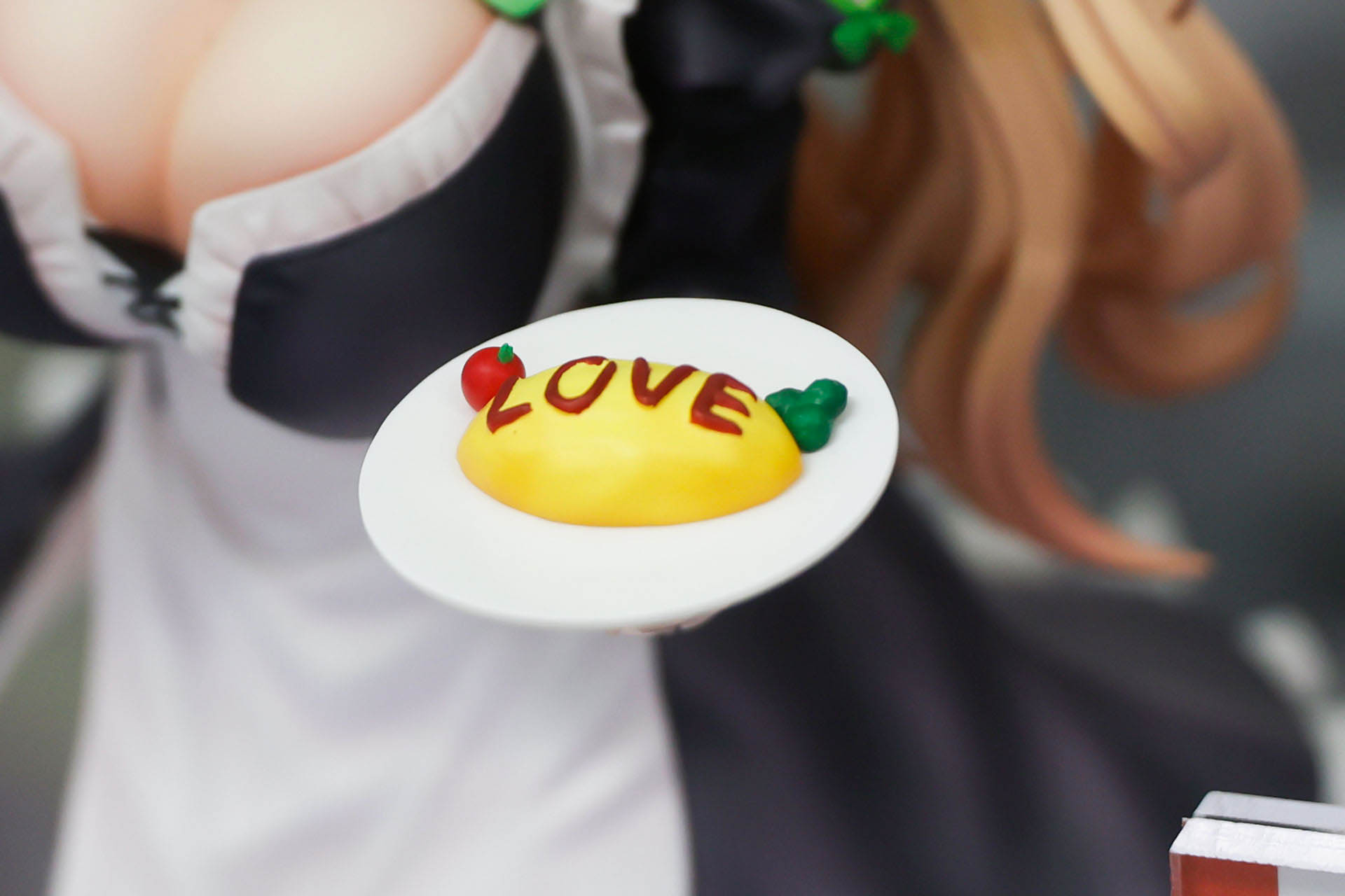 オムライスにはトマトやパセリなど、色とりどりの食材が添えられている