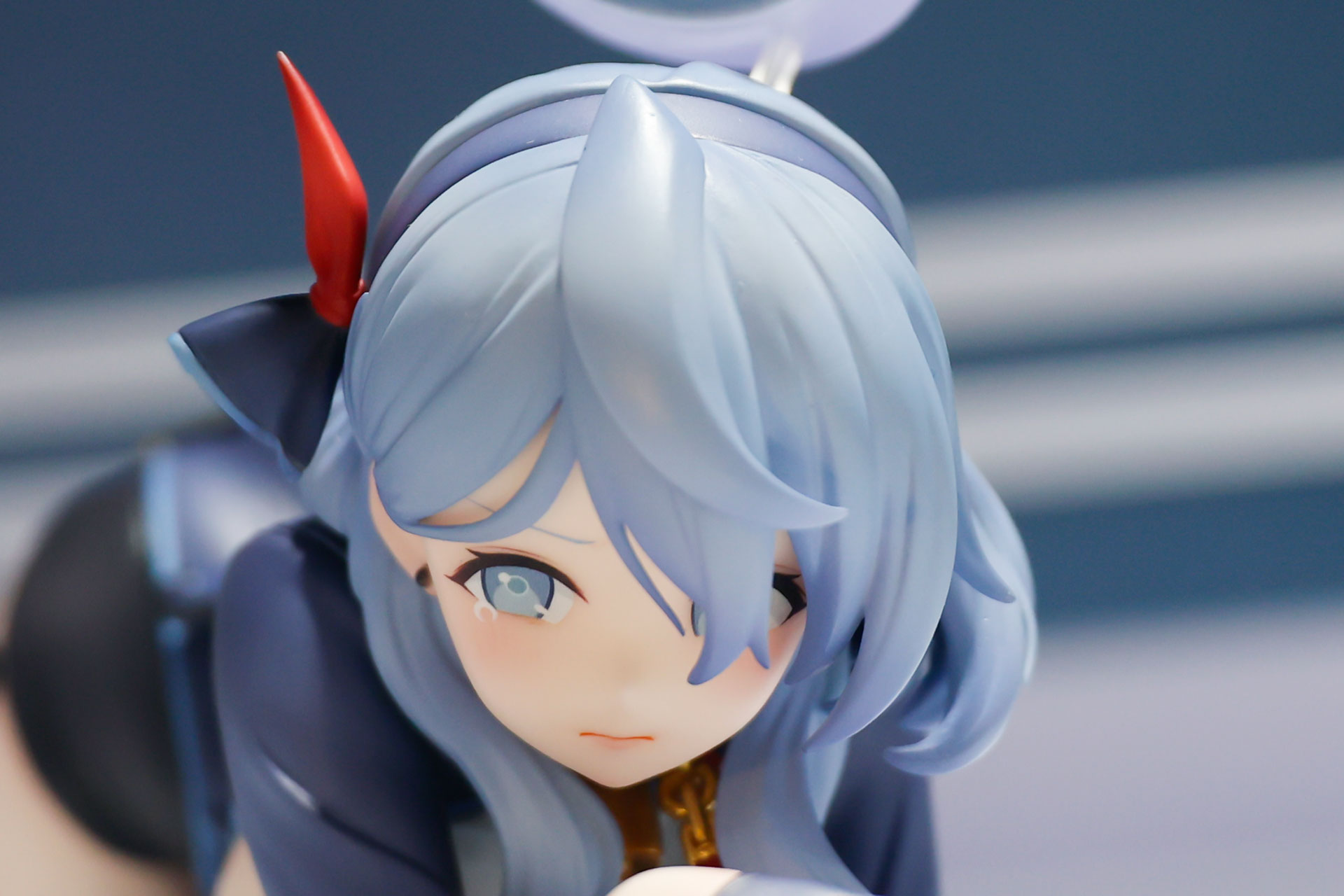 頭には赤がワンポイントで目立つヘアバンドを付けている