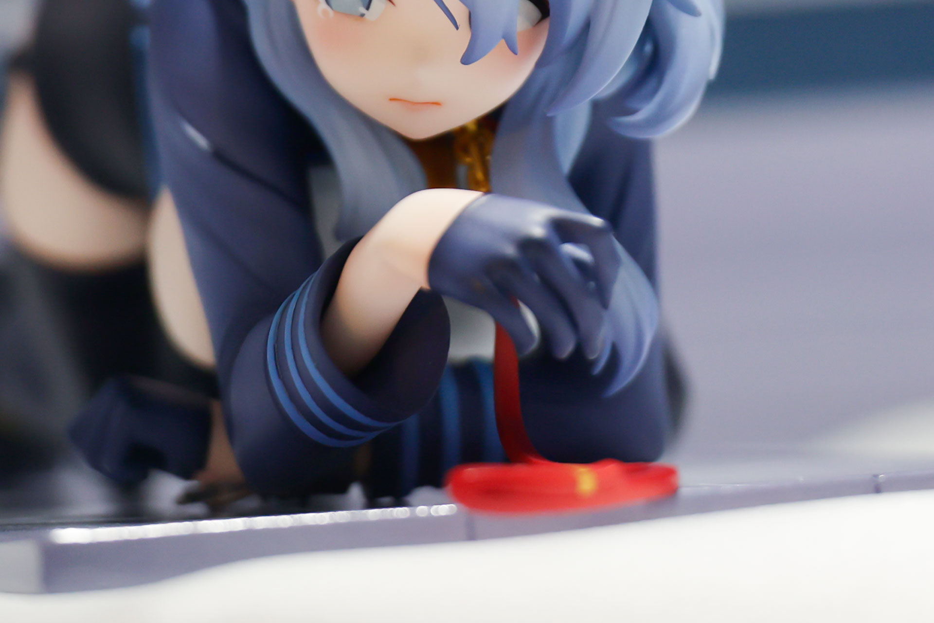 手に付けたグローブも再現