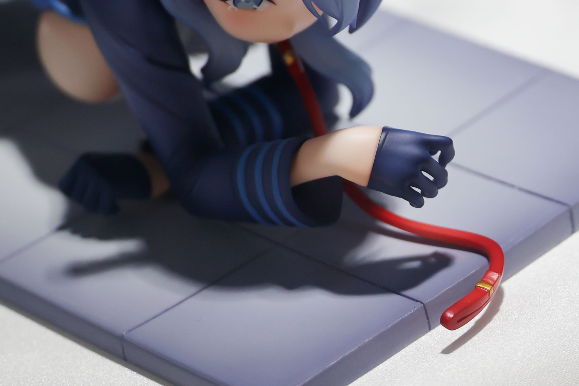 赤い首紐が手前に垂れている