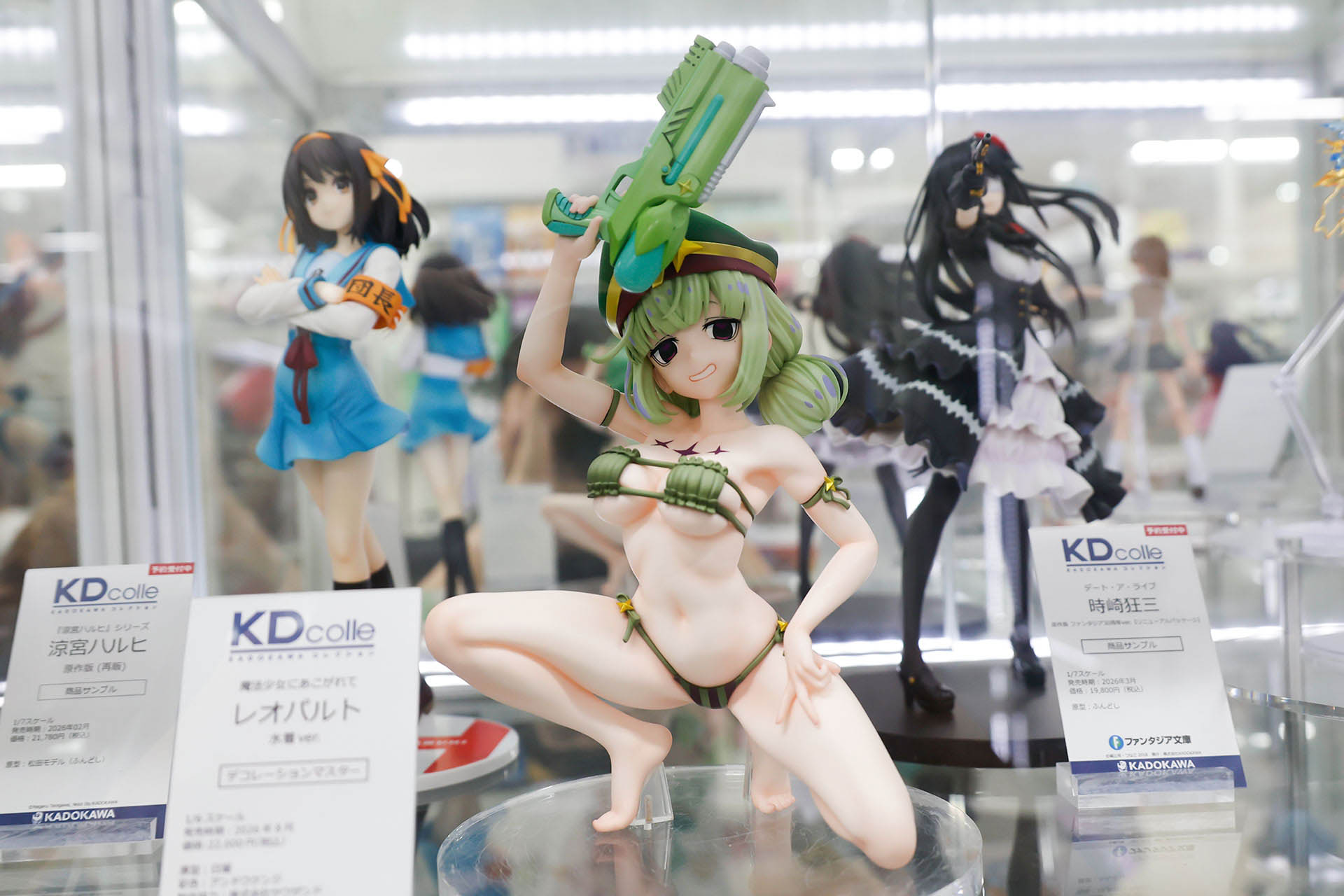 フィギュアの素材はプラスチックで、全高は約220mmだ