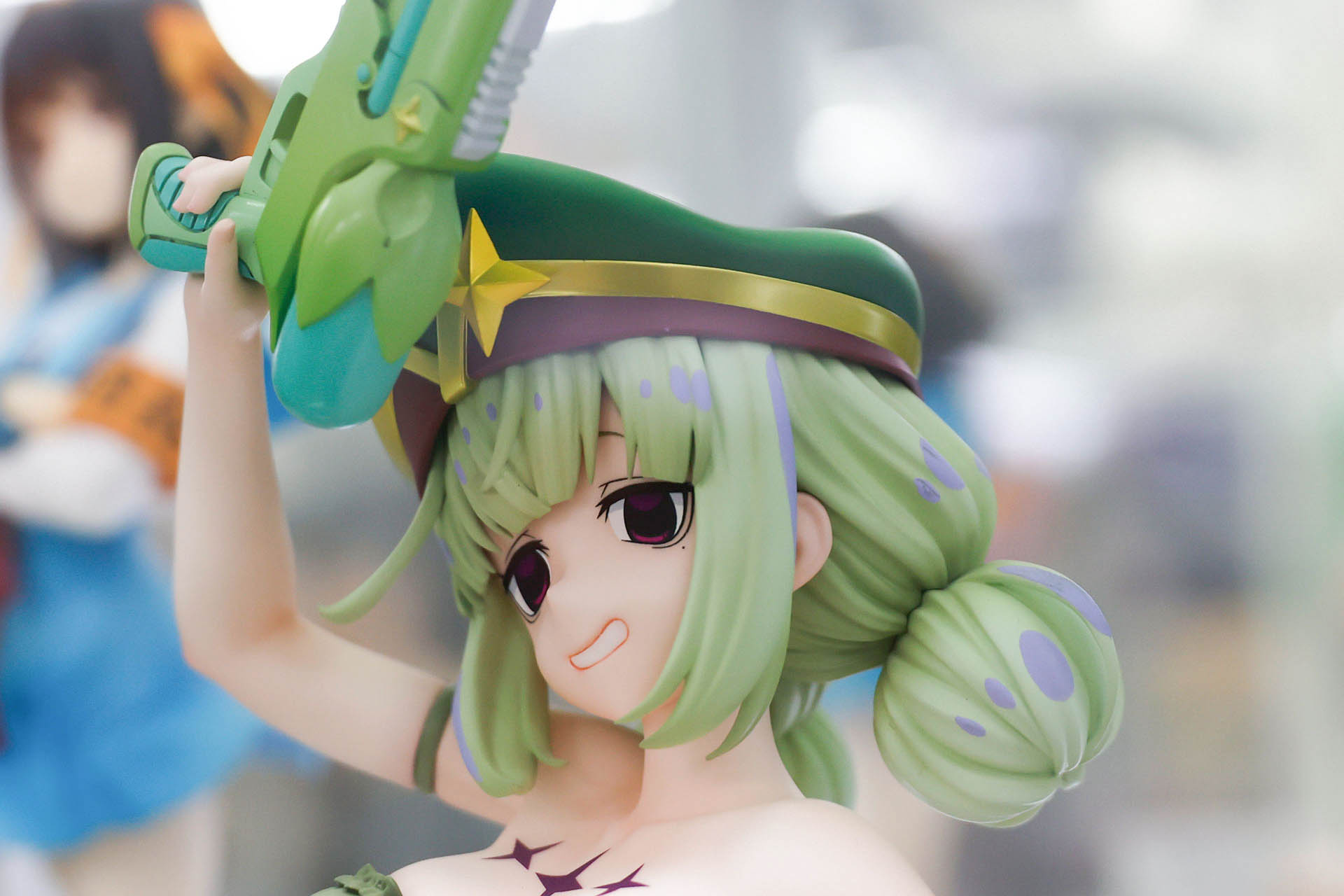 髪は後ろ側で丸く束ねられている