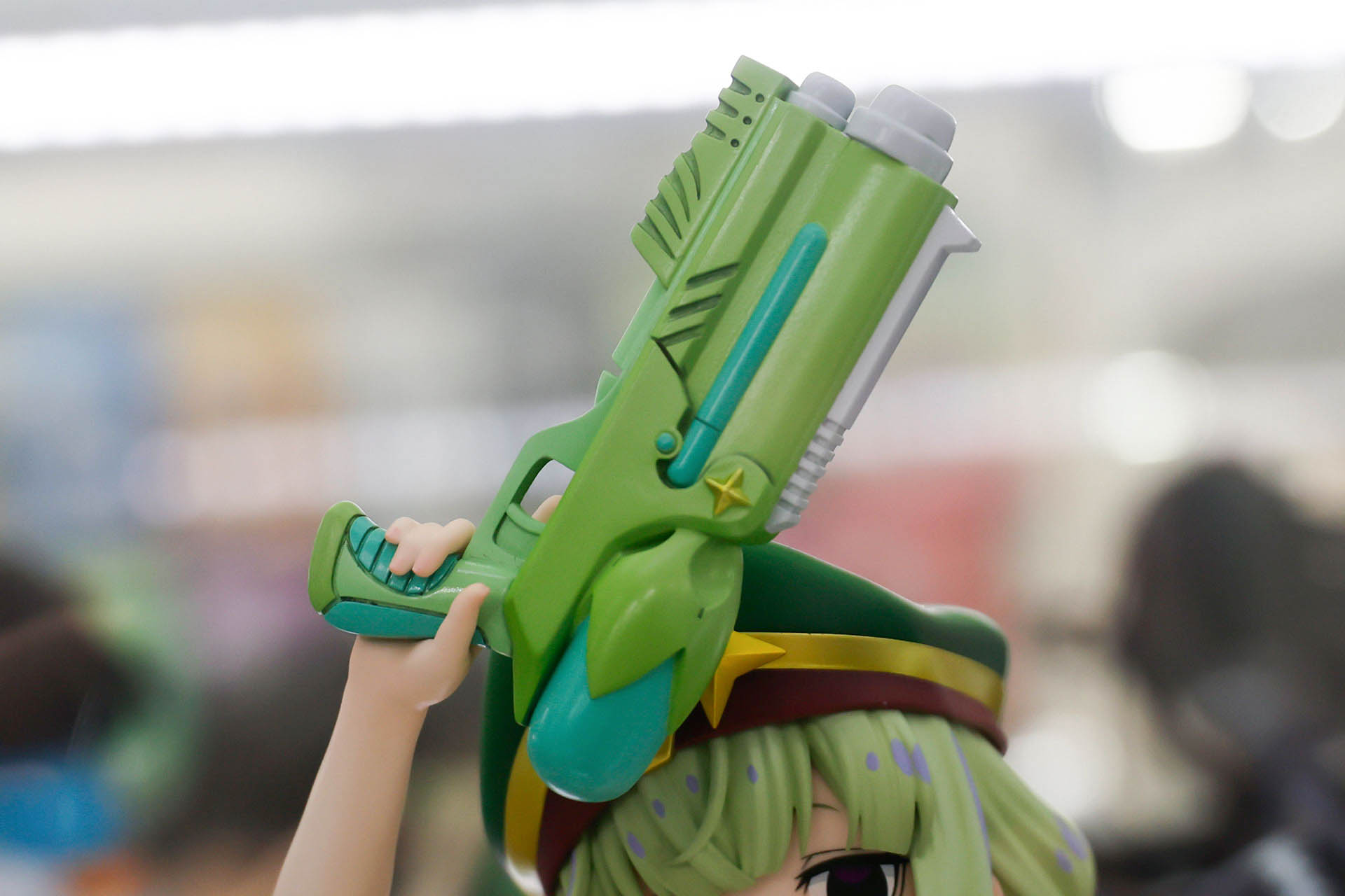 手に持っている水鉄砲もごついデザインだ