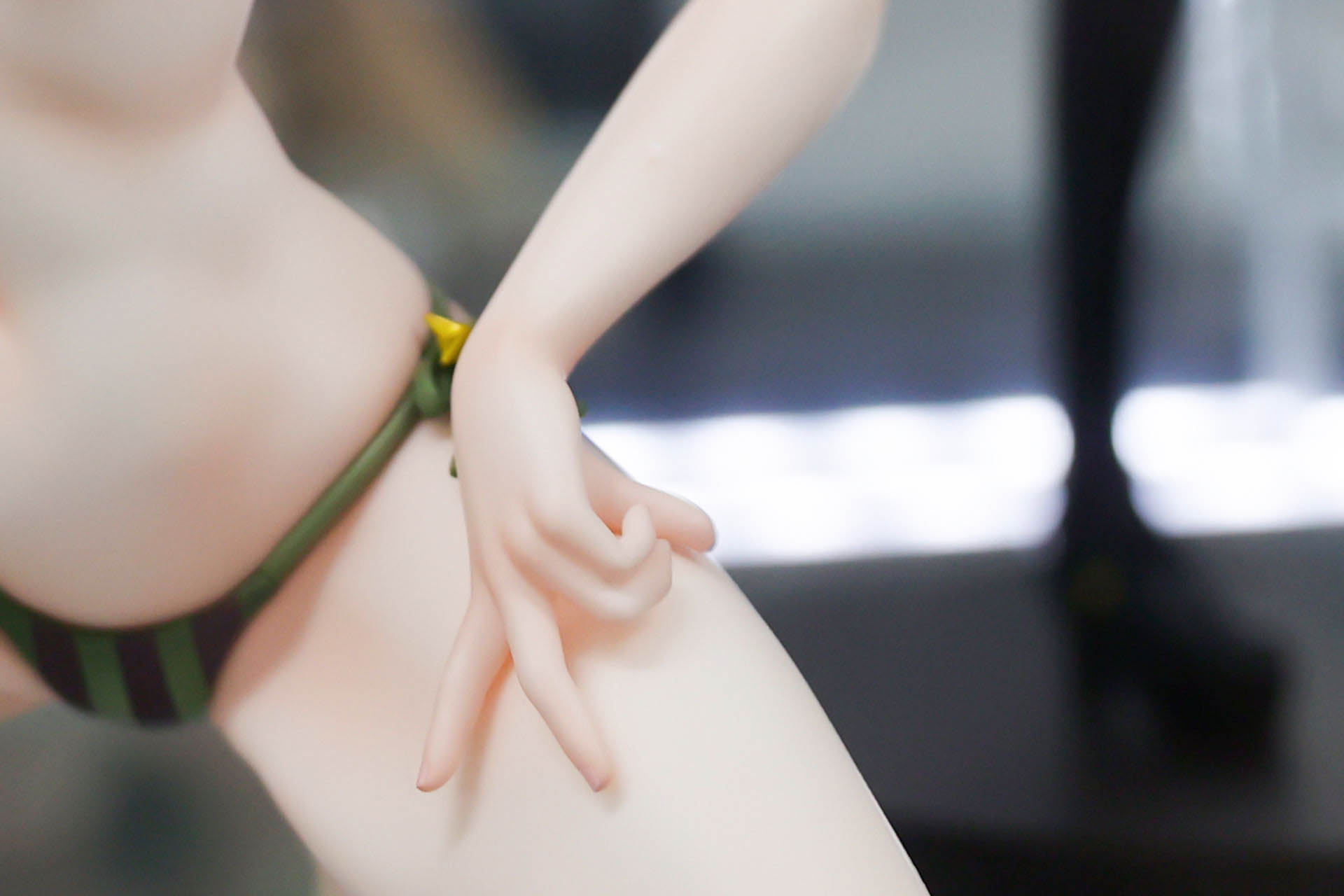 膝の辺りに乗せている指のポーズが面白い