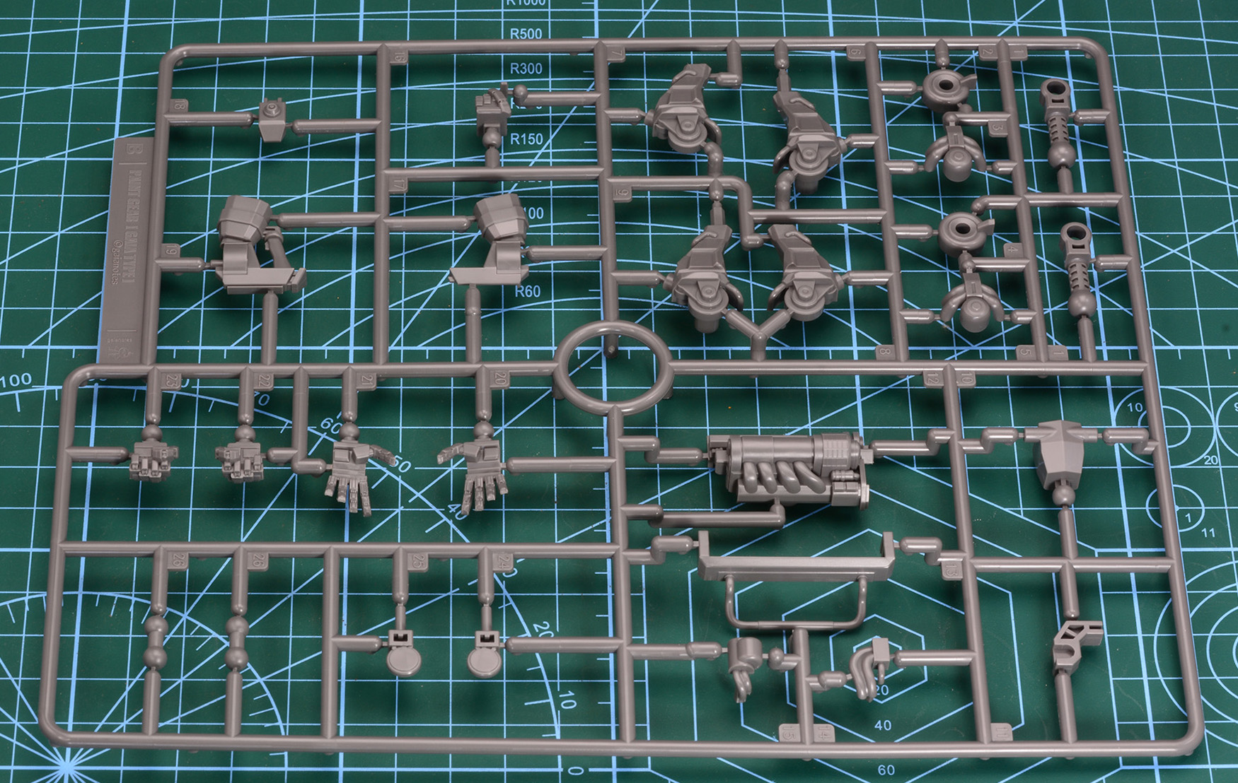 足や内部パーツのBランナー