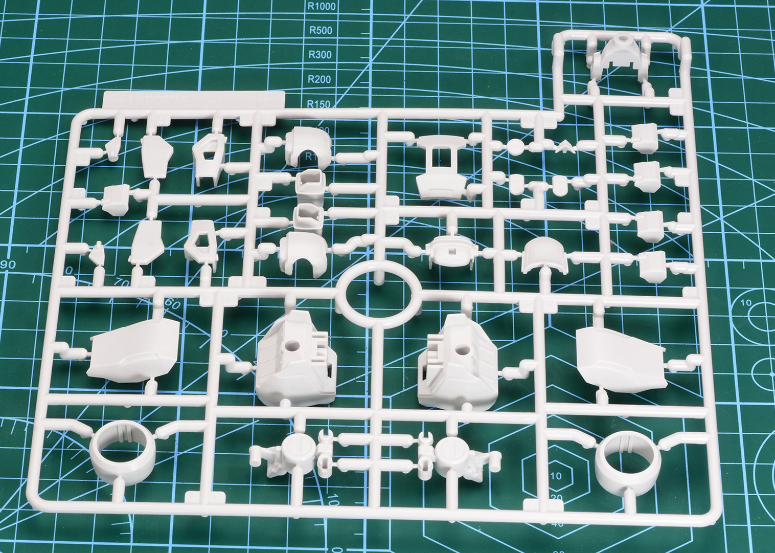 腕や足の外装のCランナー。今回はこのランナーのパーツを銀色にした