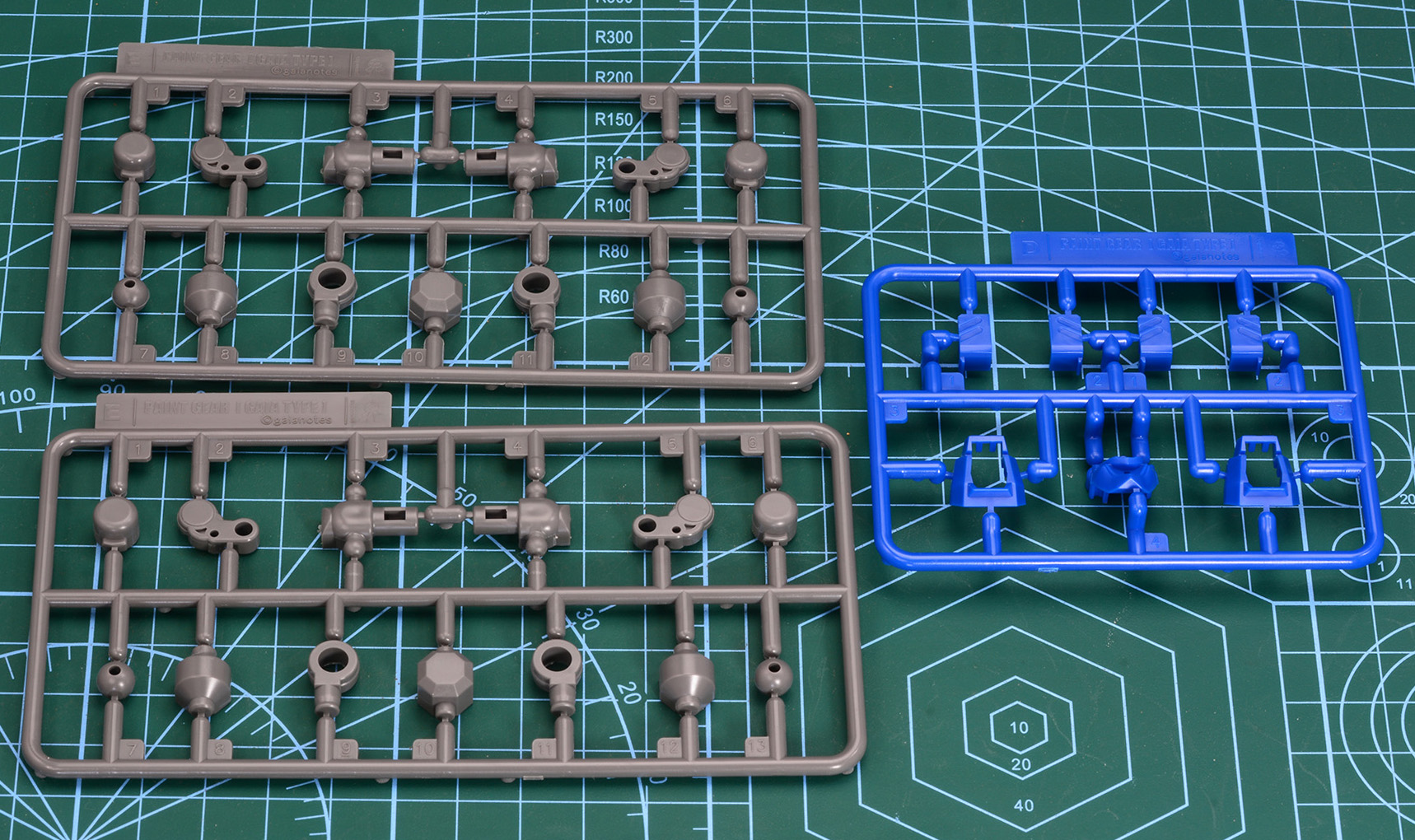 アクセントとなる青色のDランナーと、素材の違いによる2種のEランナー