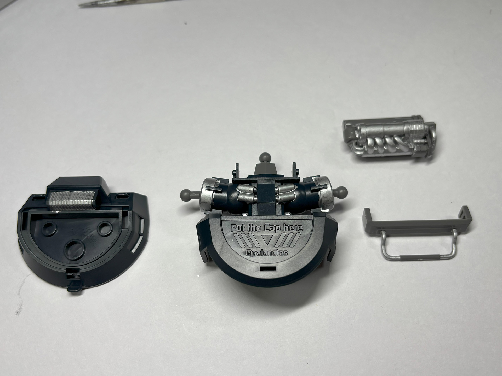 腹部は銀で塗装するとメカニカル感が増す