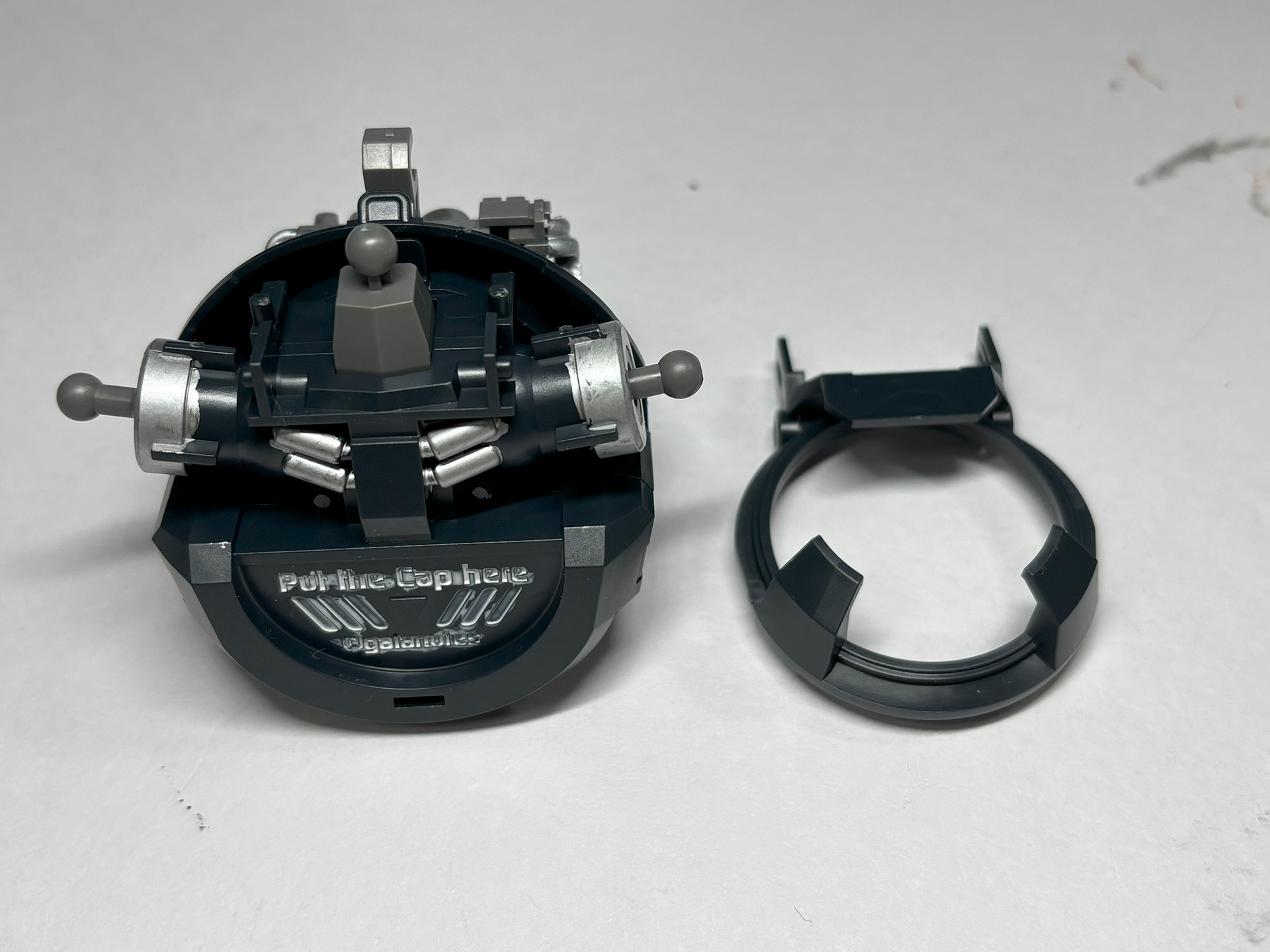 腹部は銀で塗装するとメカニカル感が増す