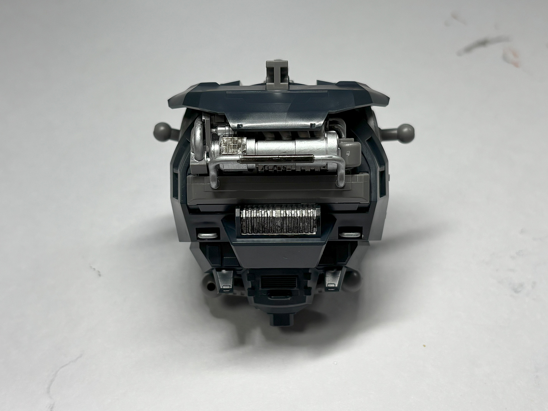 こちらは背部。エンジン風のメカがセットされている