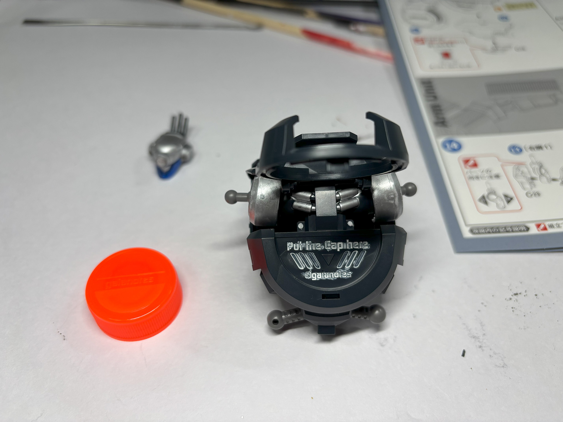 腹部にガイアカラーのフタをセットできる