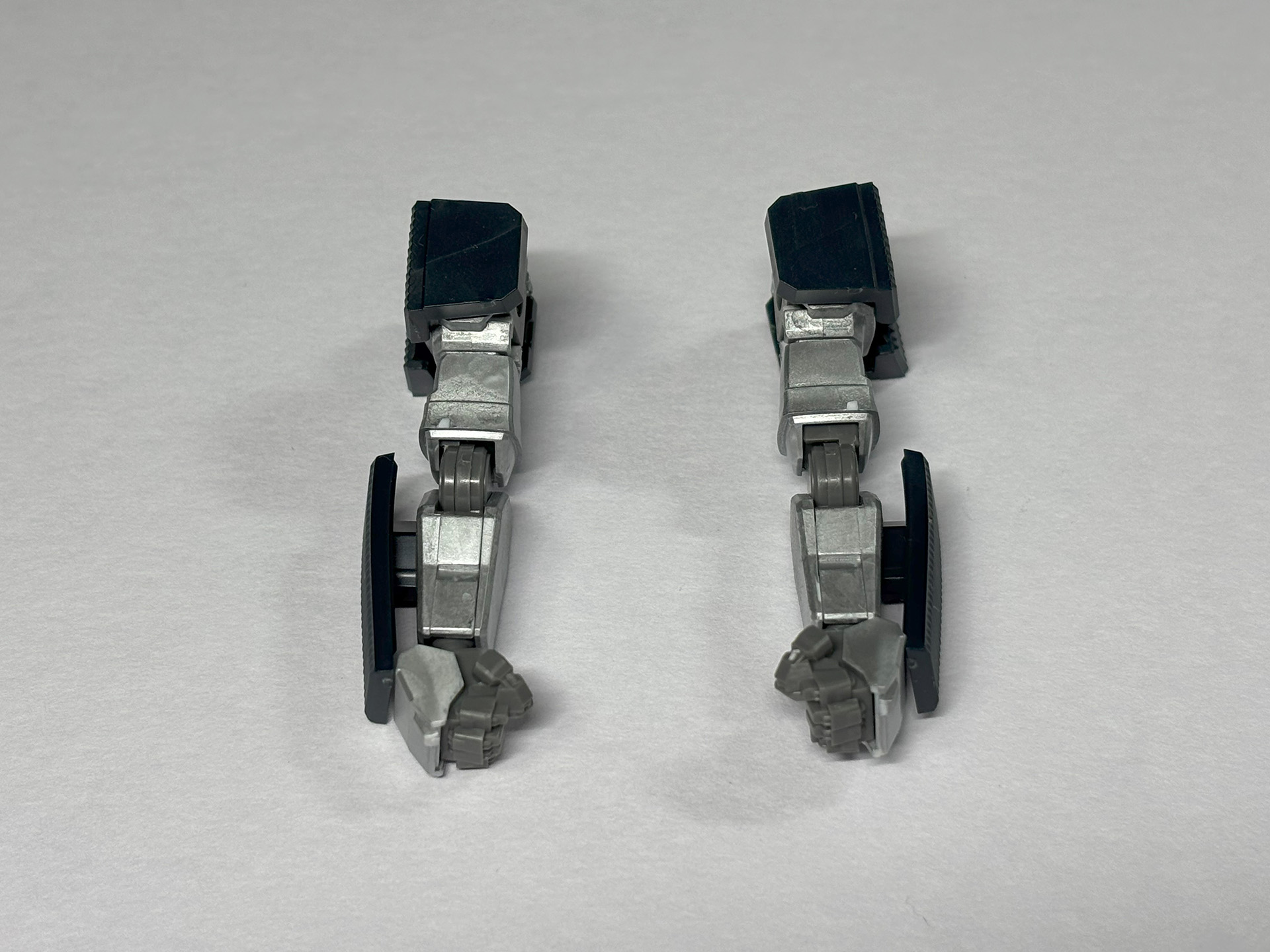 フレームを装甲で覆っていく。外部装甲がついたリアルロボ風のデザインだ