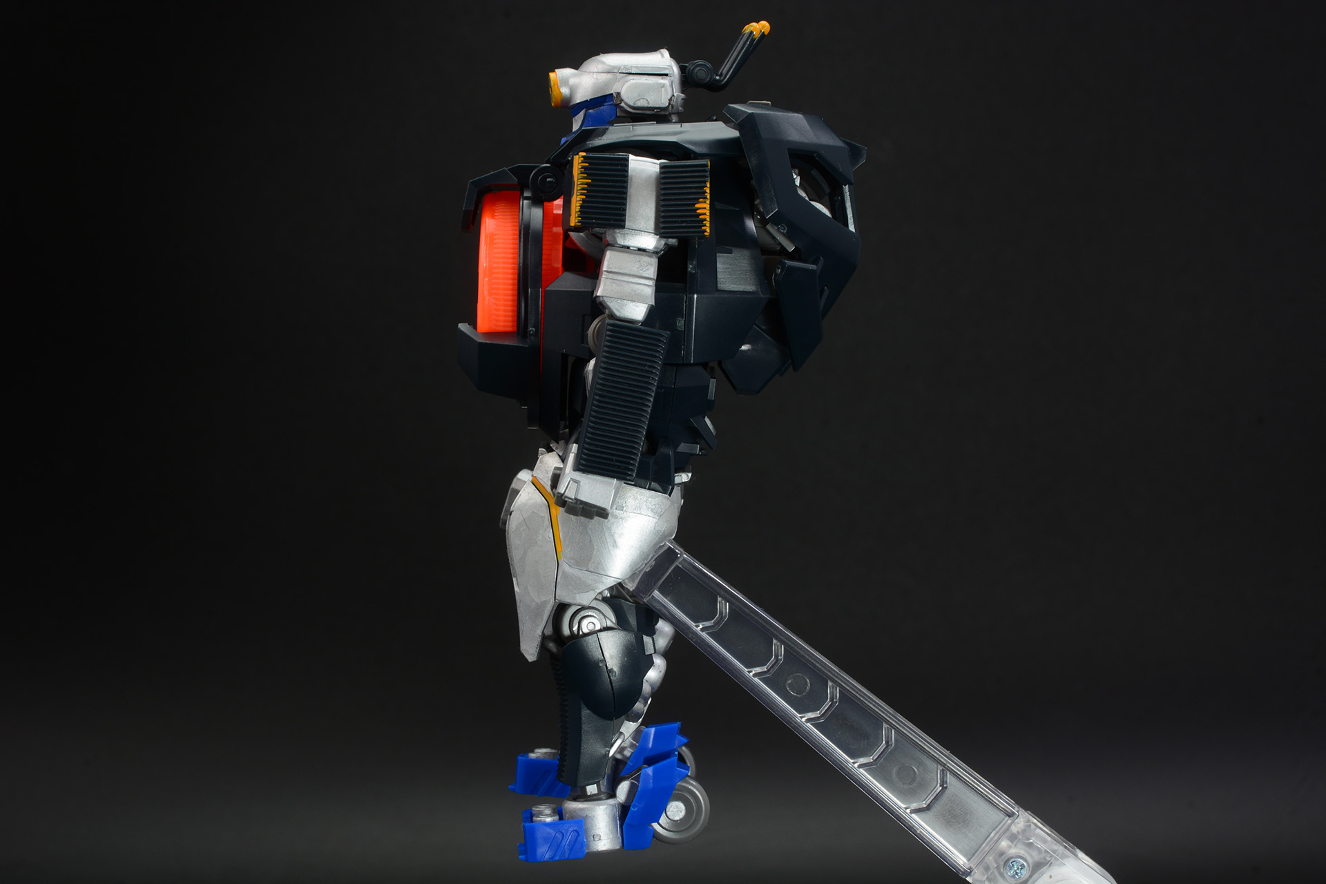 メカニカルな雰囲気と、コミカル要素もある「ペイント・ギア」のデザイン