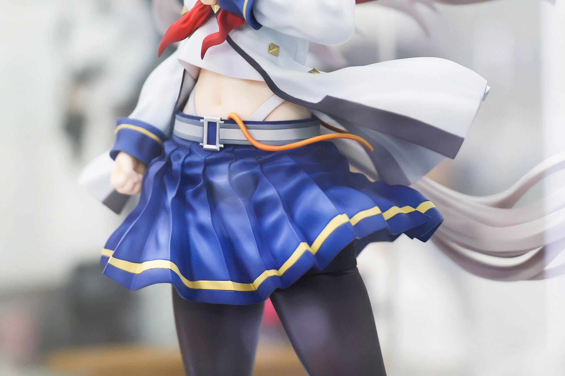 スカートも躍動感のある見た目になっている