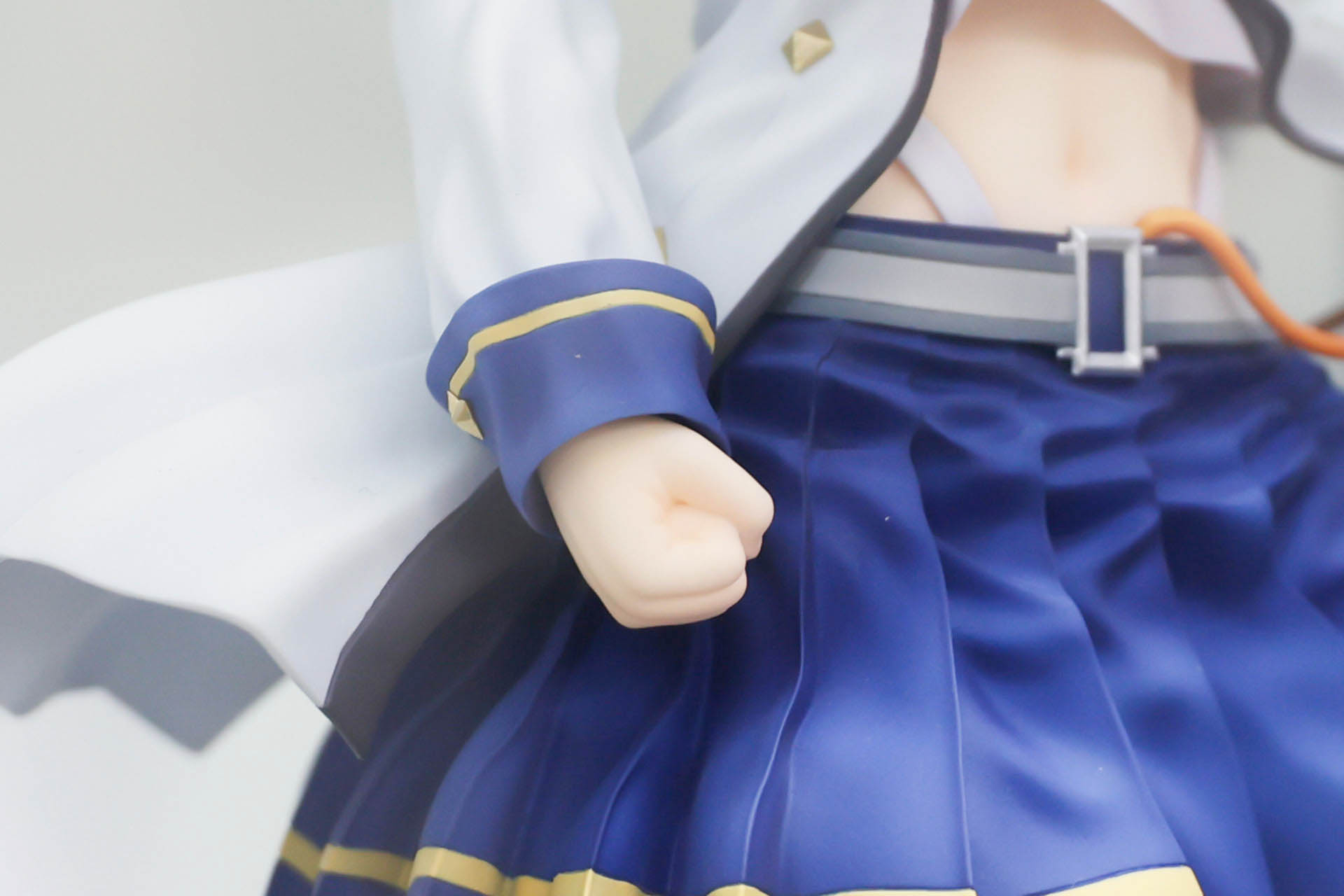 ぎゅっと握りしめる拳