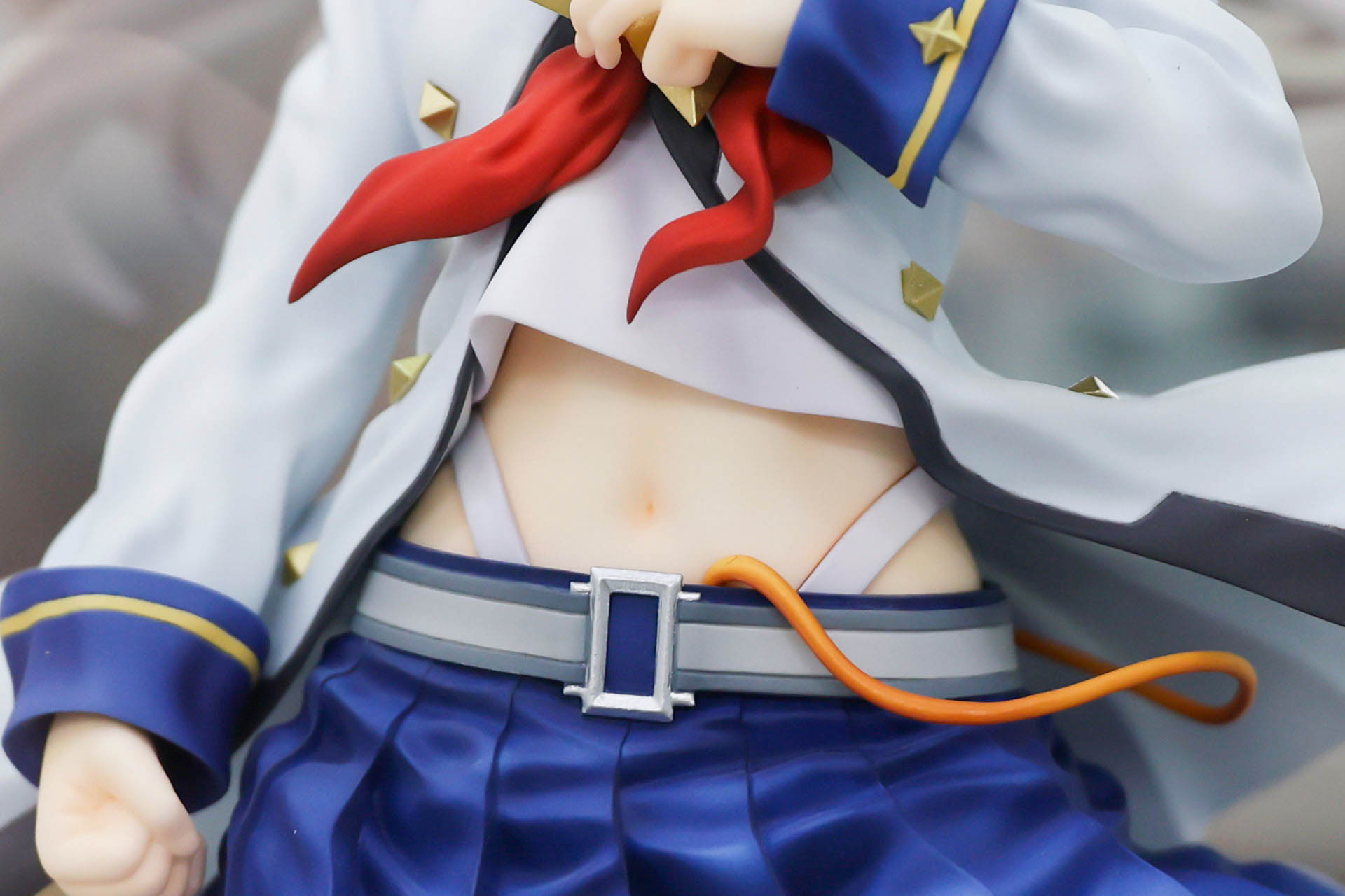 おへそが丸見え状態に！？