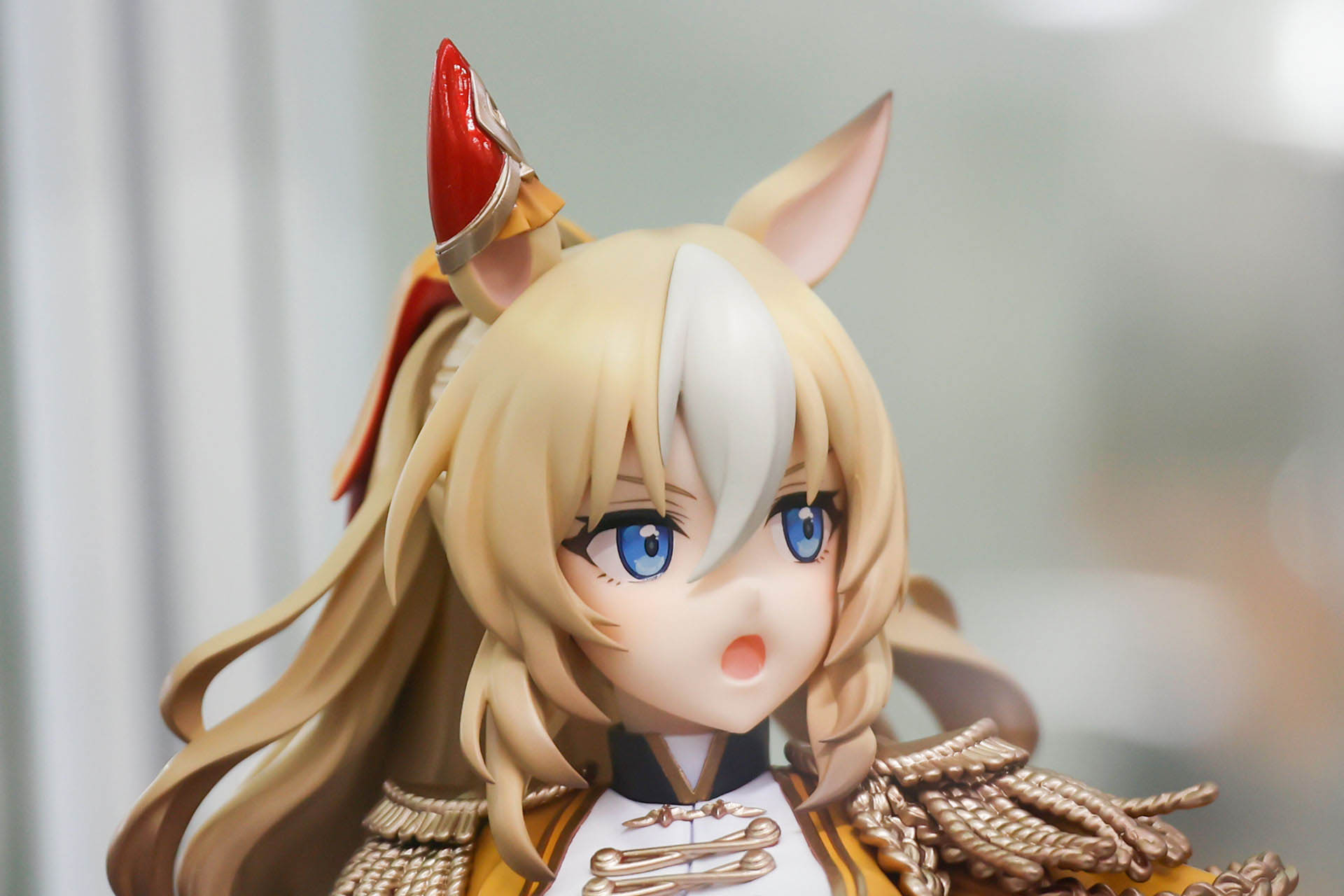 耳に赤いアクセサリーが付けられている